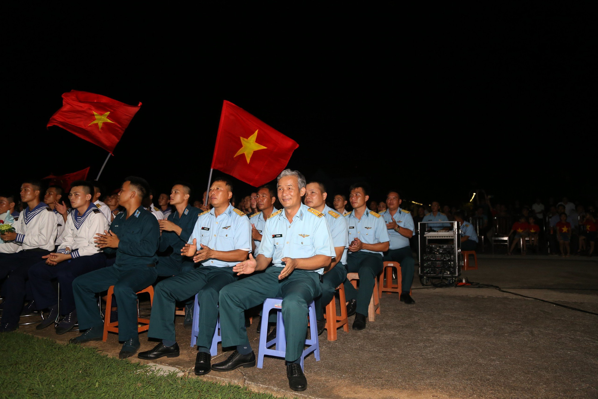 Các chiến sĩ trên đảo thưởng thức chương trình giao lưu văn nghệ. (Ảnh: ĐÌNH KÝ)