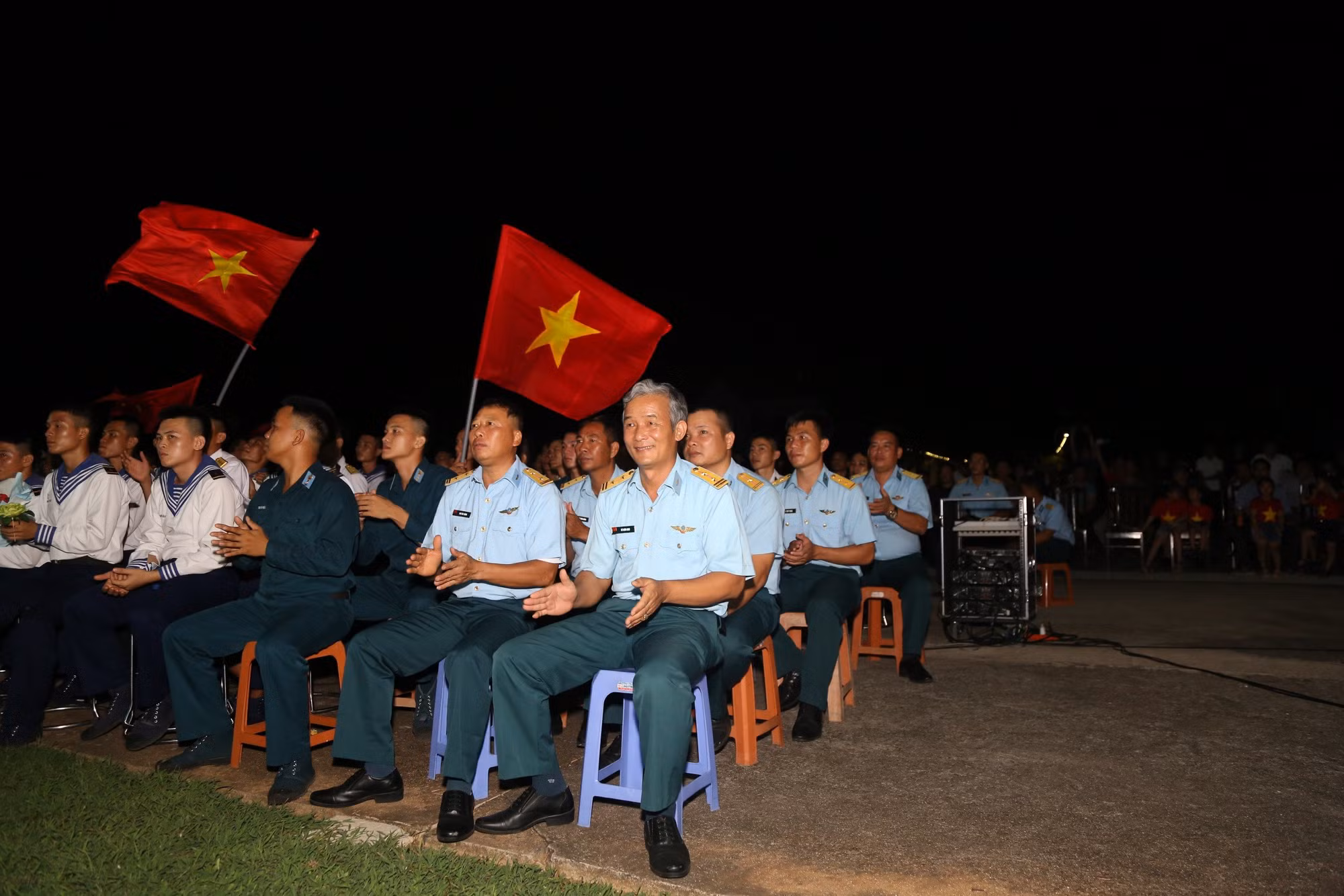 Các chiến sĩ trên đảo thưởng thức chương trình giao lưu văn nghệ. (Ảnh: ĐÌNH KÝ)
