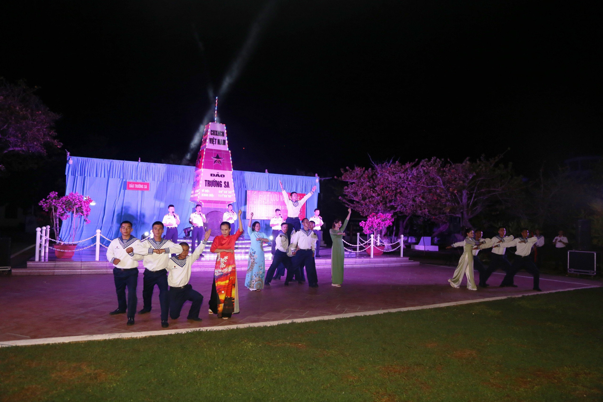 Quân, dân trên đảo kết hợp trong một tiết mục văn nghệ. (Ảnh: ĐÌNH KÝ)