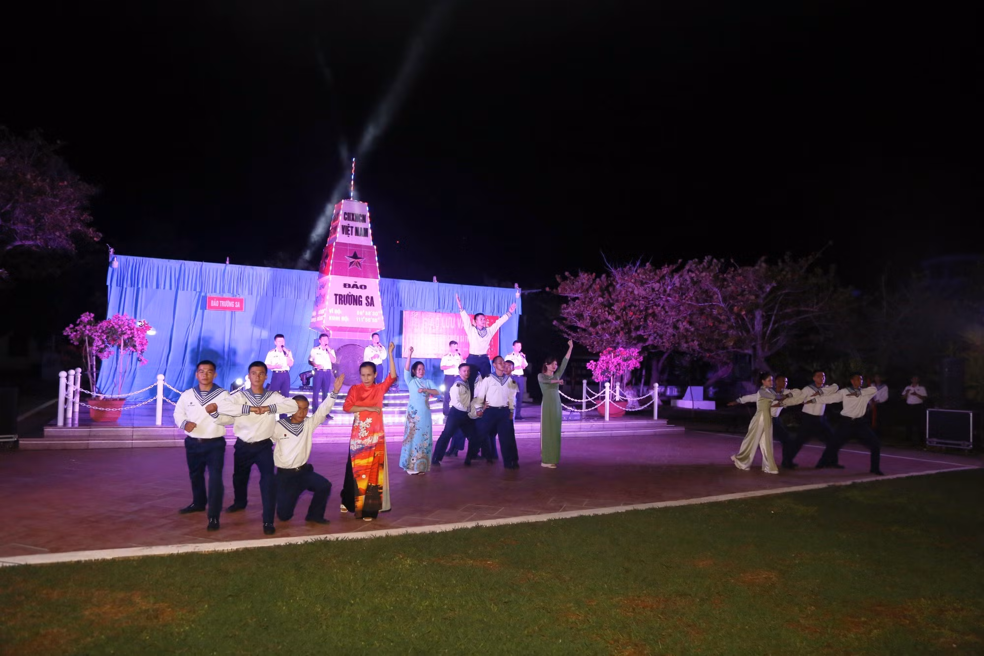 Quân, dân trên đảo kết hợp trong một tiết mục văn nghệ. (Ảnh: ĐÌNH KÝ)