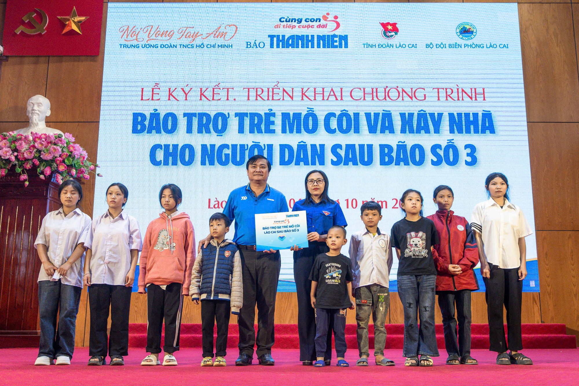 Nhà báo Nguyễn Ngọc Toàn cùng Bí thư Tỉnh đoàn Lào Cai trao quà cho đại diện 50 em nhỏ mồ côi sau bão số 3.