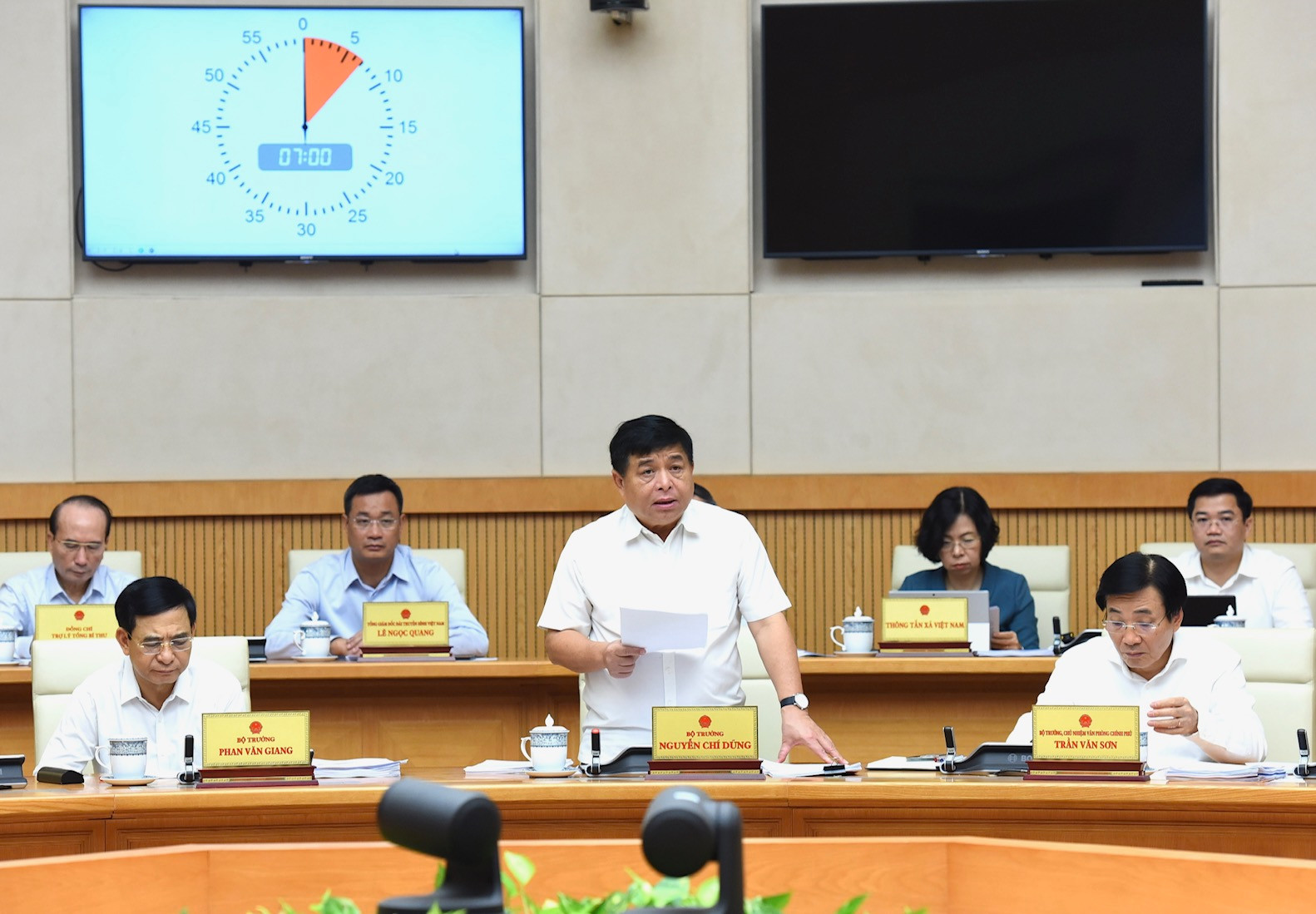 Bộ trưởng Kế hoạch và Đầu tư Nguyễn Chí Dũng trình bày báo cáo về kinh tế-xã hội tháng 10 và 10 tháng đầu năm.