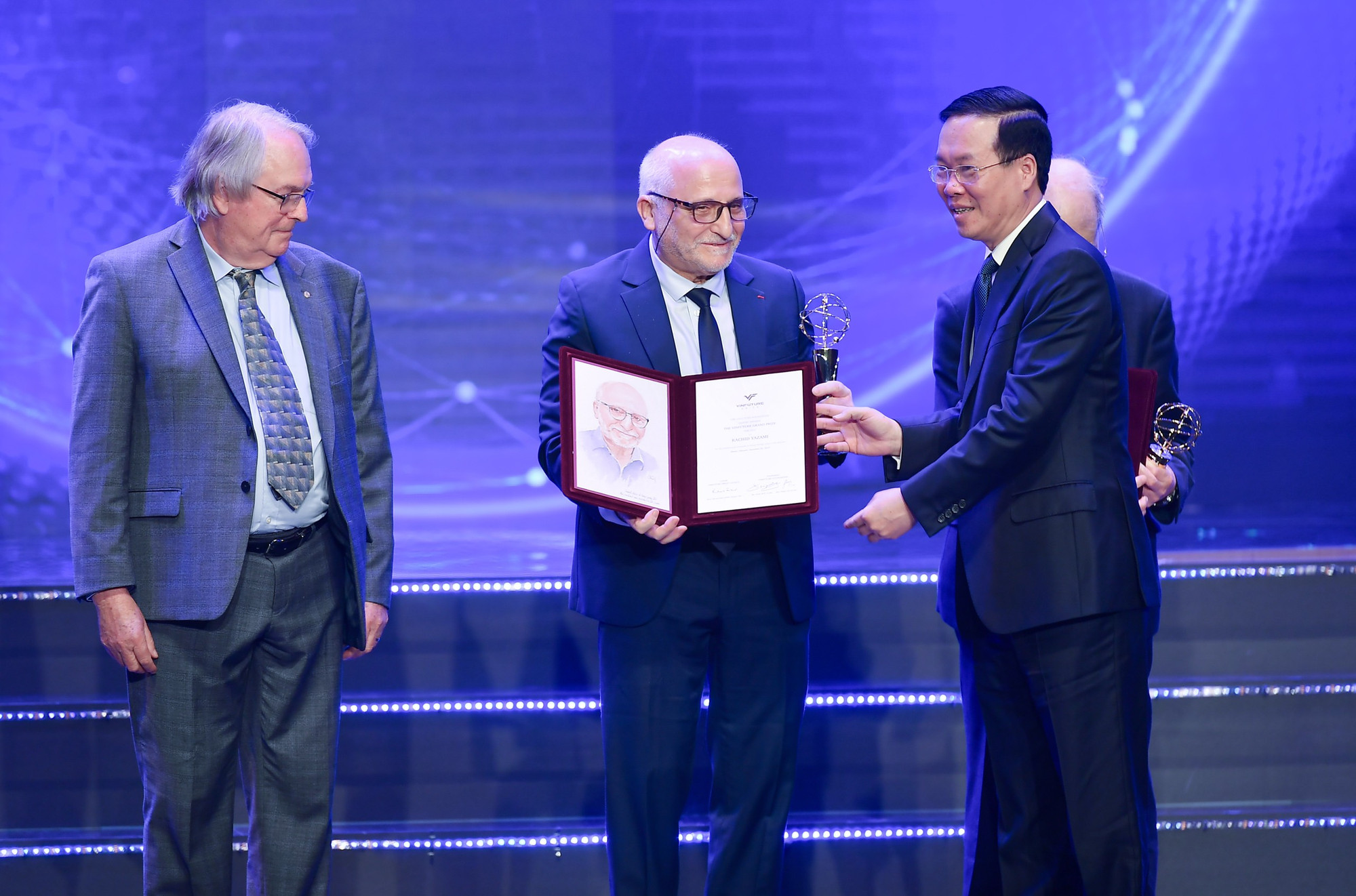 Chủ tịch nước Võ Văn Thưởng trao giải thưởng cho Giáo sư Rachid Yazami. (Ảnh: THÀNH ĐẠT)