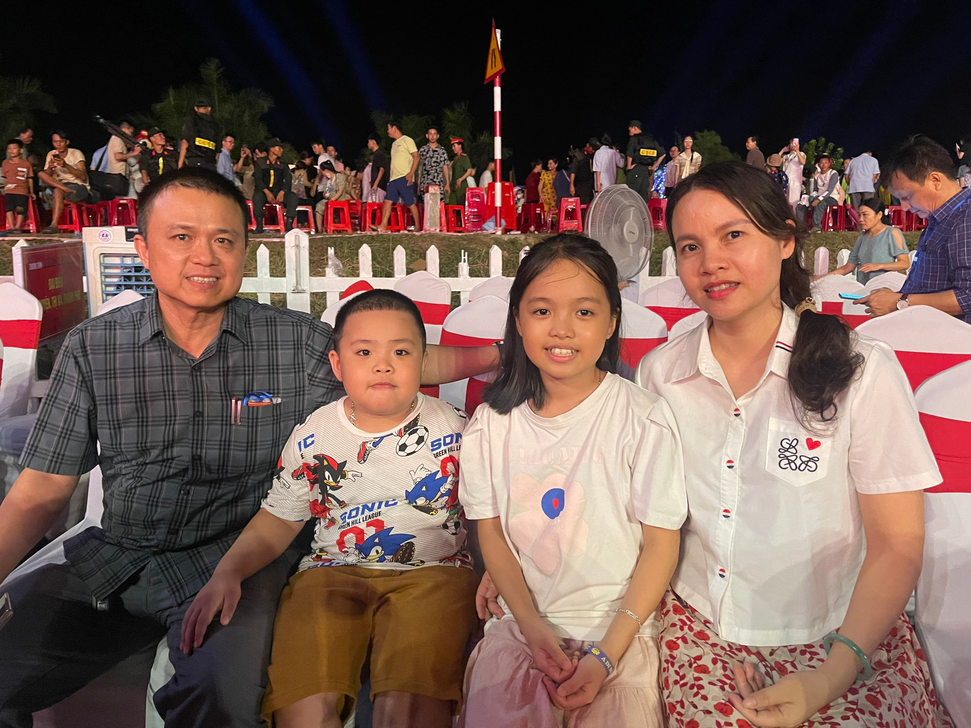 Chị Lê Thị Nguyên (Hồ Xá, Vĩnh Linh, Quảng Trị) cùng gia đình đến xem chương trình.