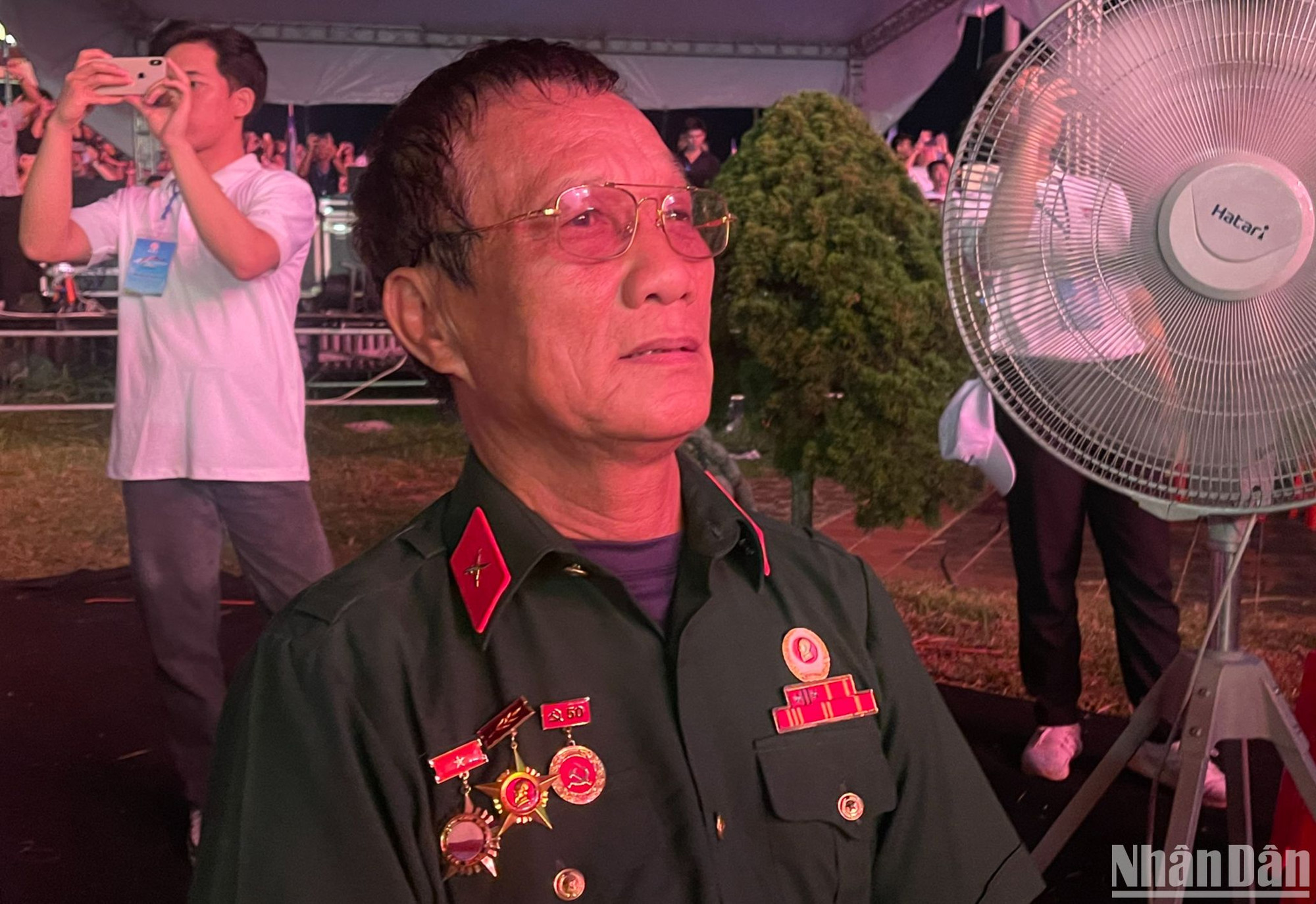 Ông Nguyễn Hữu Trí tràn đầy xúc động xem chương trình.