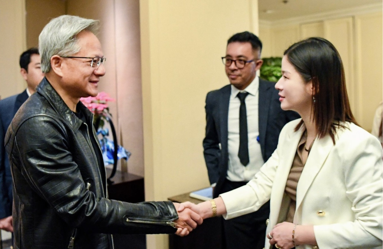 Tiến sĩ Thái Hà Lê, Giám đốc Điều hành Quỹ VinFuture, chào đón ông Jensen Huang - Nhà sáng lập và Ceo của NVIDIA. (Ảnh: VinFuture)