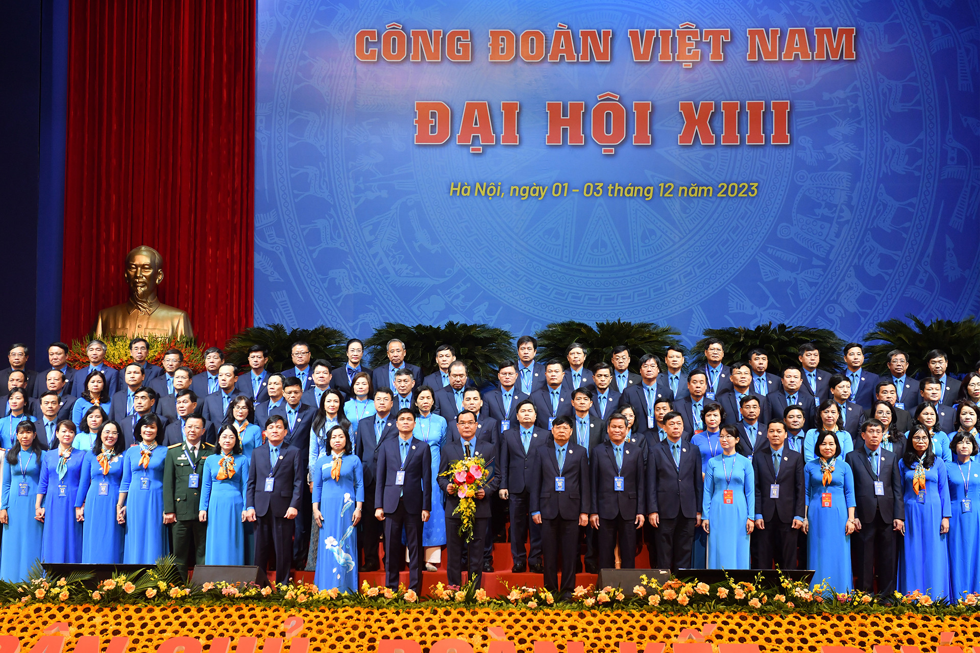 Đồng chí Nguyễn Đình Khang, Ủy viên Trung ương Đảng, Chủ tịch Tổng Liên đoàn Lao động Việt Nam khóa XIII, nhiệm kỳ 2023-2028 phát biểu nhận nhiệm vụ.