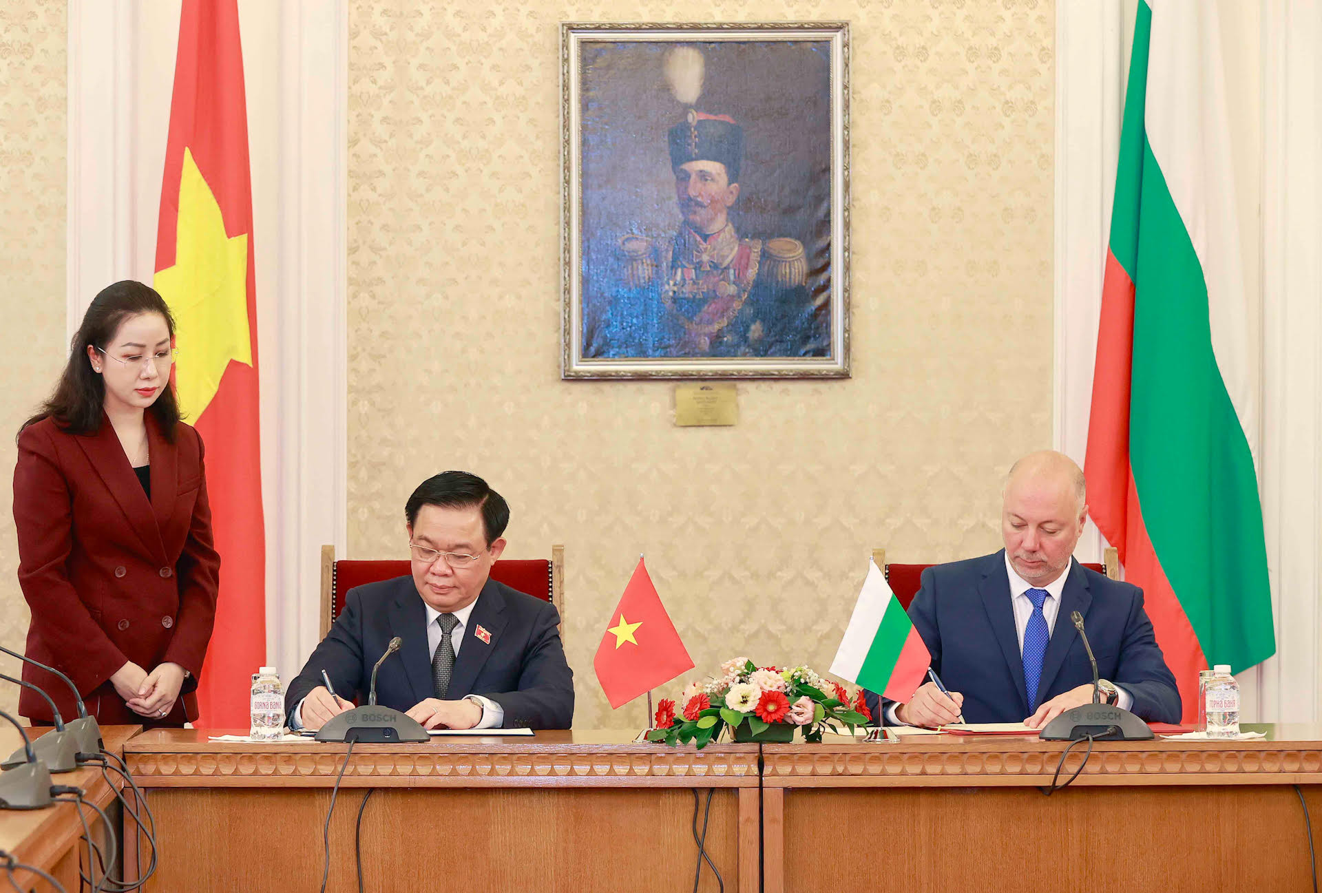 Chủ tịch Quốc hội Vương Đình Huệ và Chủ tịch Quốc hội Bulgaria Rosen Zhelyazkov ký Thỏa thuận hợp tác giữa hai Quốc hội.