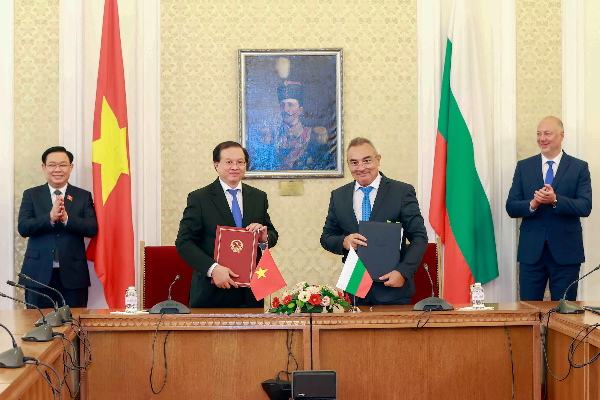 Chủ tịch Quốc hội Vương Đình Huệ và Chủ tịch Quốc hội Bulgaria Rosen Zhelyazkov chứng kiến lễ ký Thỏa thuận hợp tác về Văn hóa; Thỏa thuận hợp tác về Du lịch giữa hai nước.