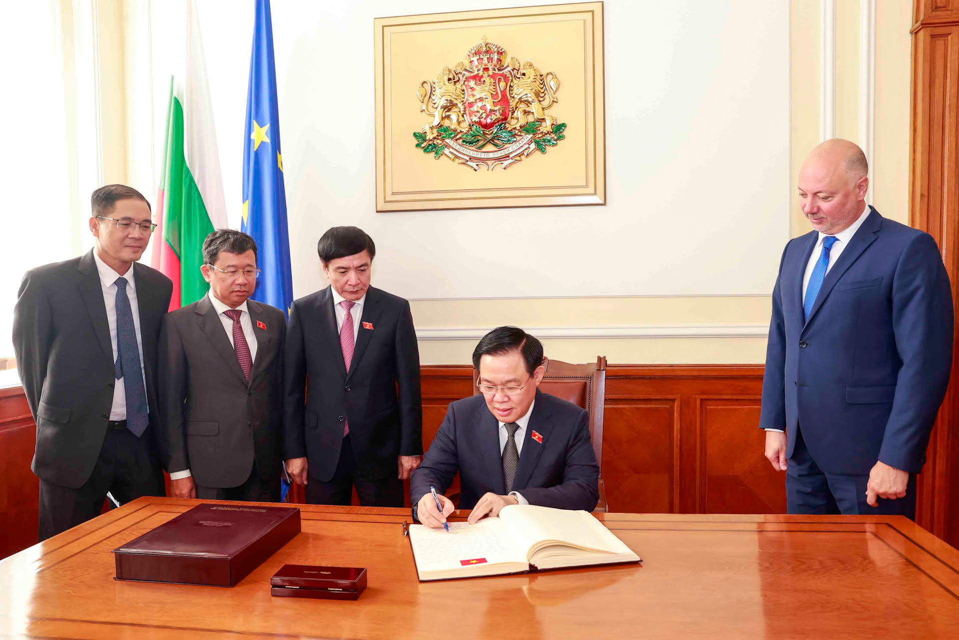 Chủ tịch Quốc hội Vương Đình Huệ ký sổ lưu niệm tại Nhà Quốc hội Bulgaria.