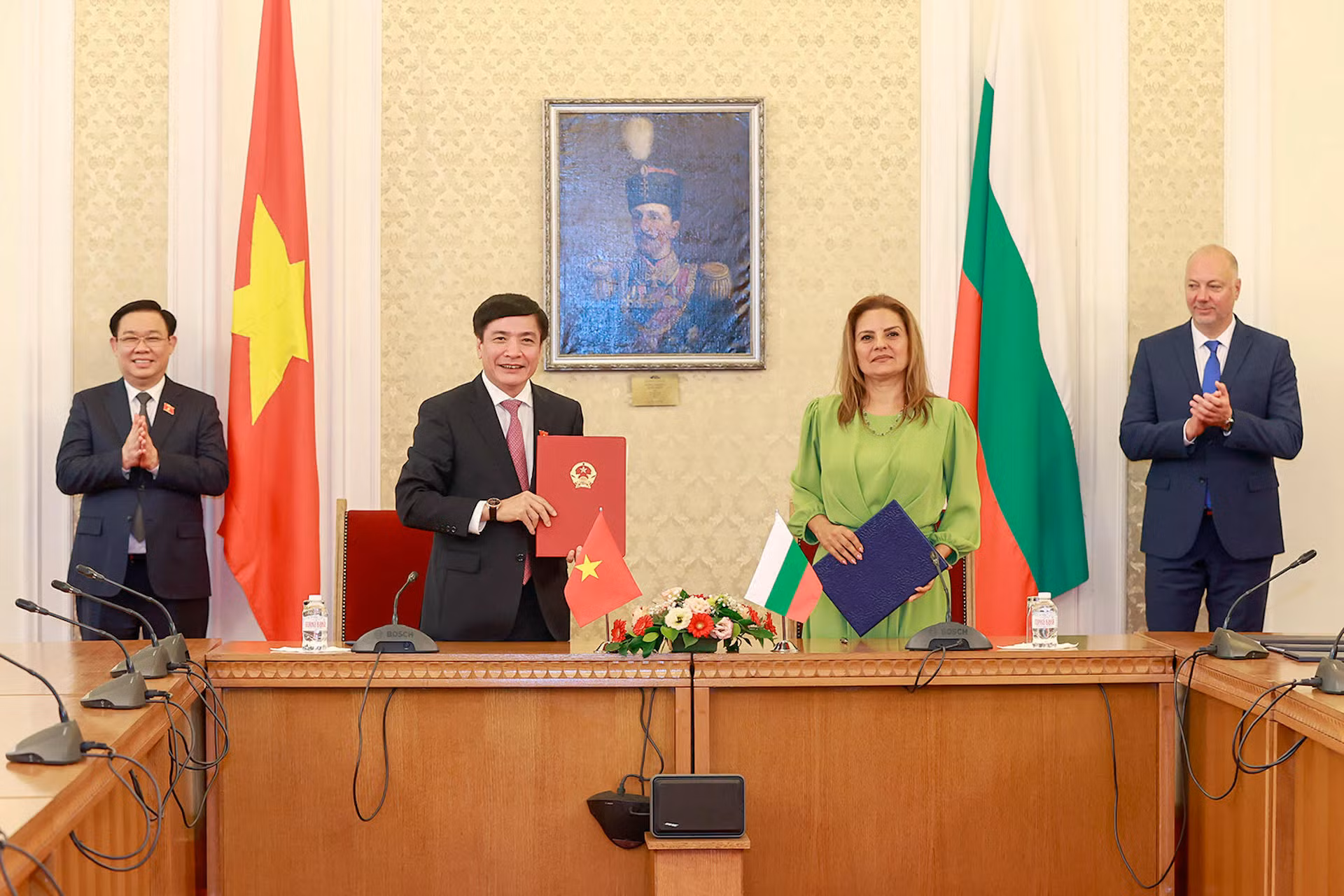 Chủ tịch Quốc hội Vương Đình Huệ và Chủ tịch Quốc hội Bulgaria Rosen Zhelyazkov chứng kiến lễ ký Thỏa thuận hợp tác giữa Văn phòng Quốc hội Việt Nam và Văn phòng Quốc hội Bulgaria.