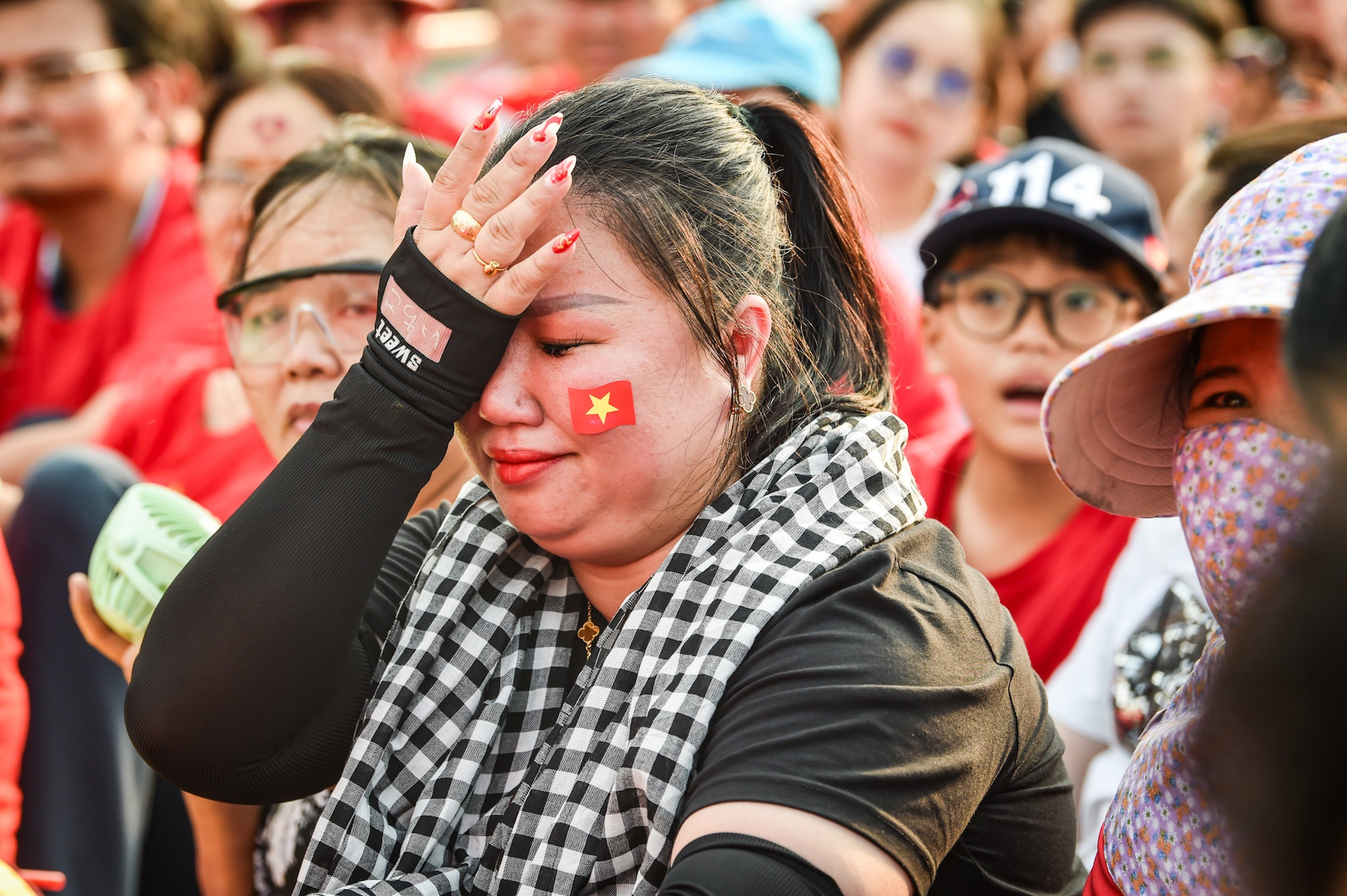 Một bạn trẻ xúc động khi xem lễ diễu binh. Một bạn trẻ xúc động khi xem lễ diễu binh.