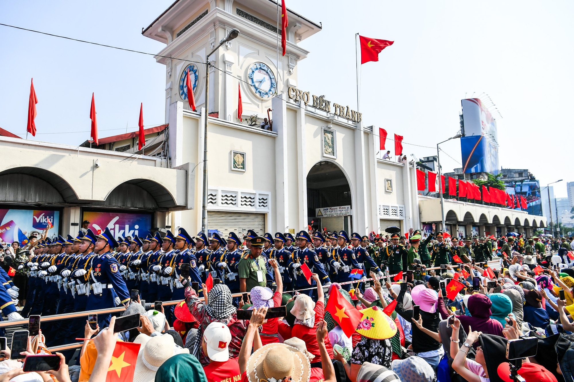 Các khối diễu binh đi trong vòng tay nhân dân. Các khối diễu binh đi trong vòng tay nhân dân.