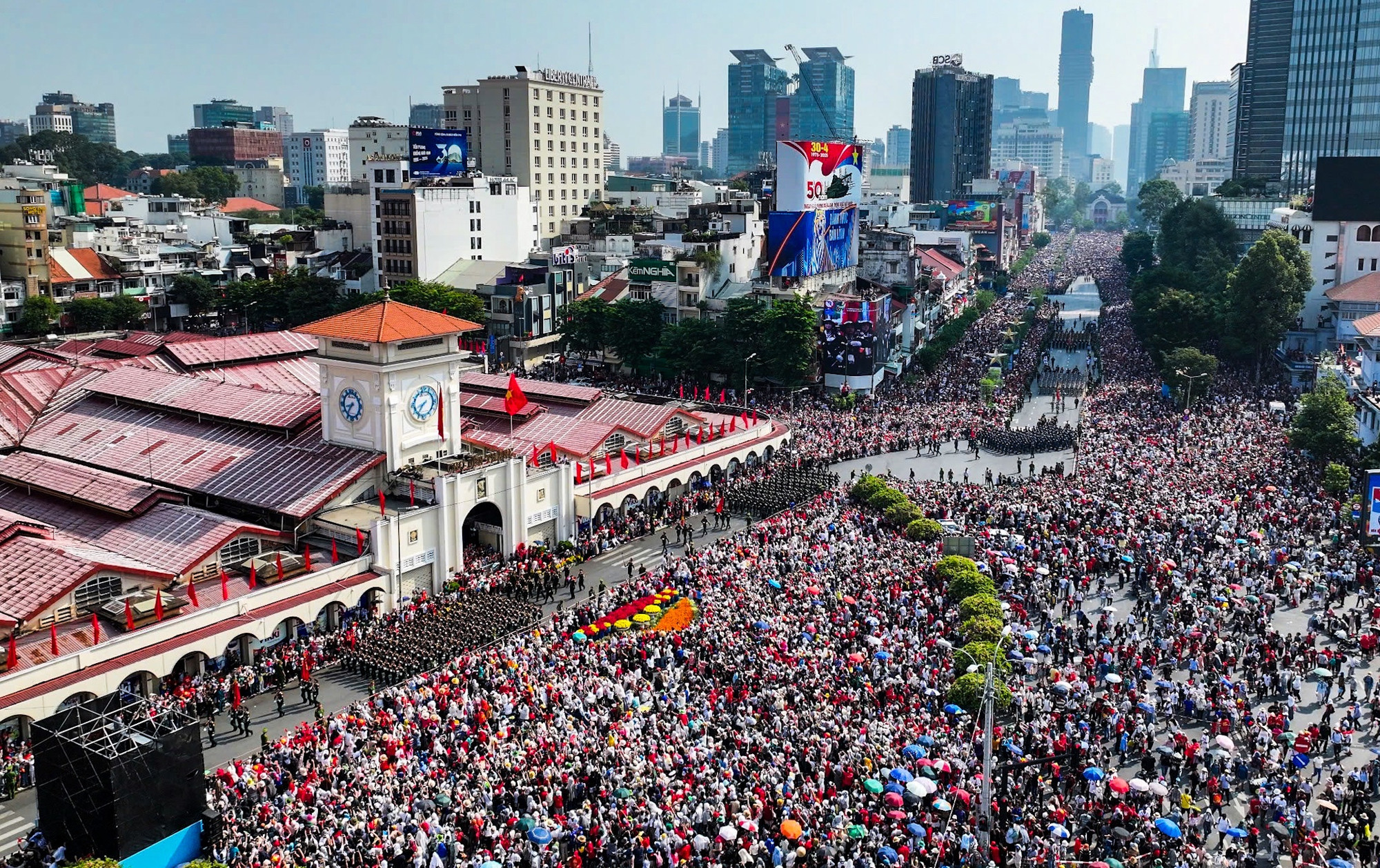 Hàng vạn người thức xuyên đêm chờ được xem lễ diễu binh, diễu hành. Hàng vạn người thức xuyên đêm chờ được xem lễ diễu binh, diễu hành.