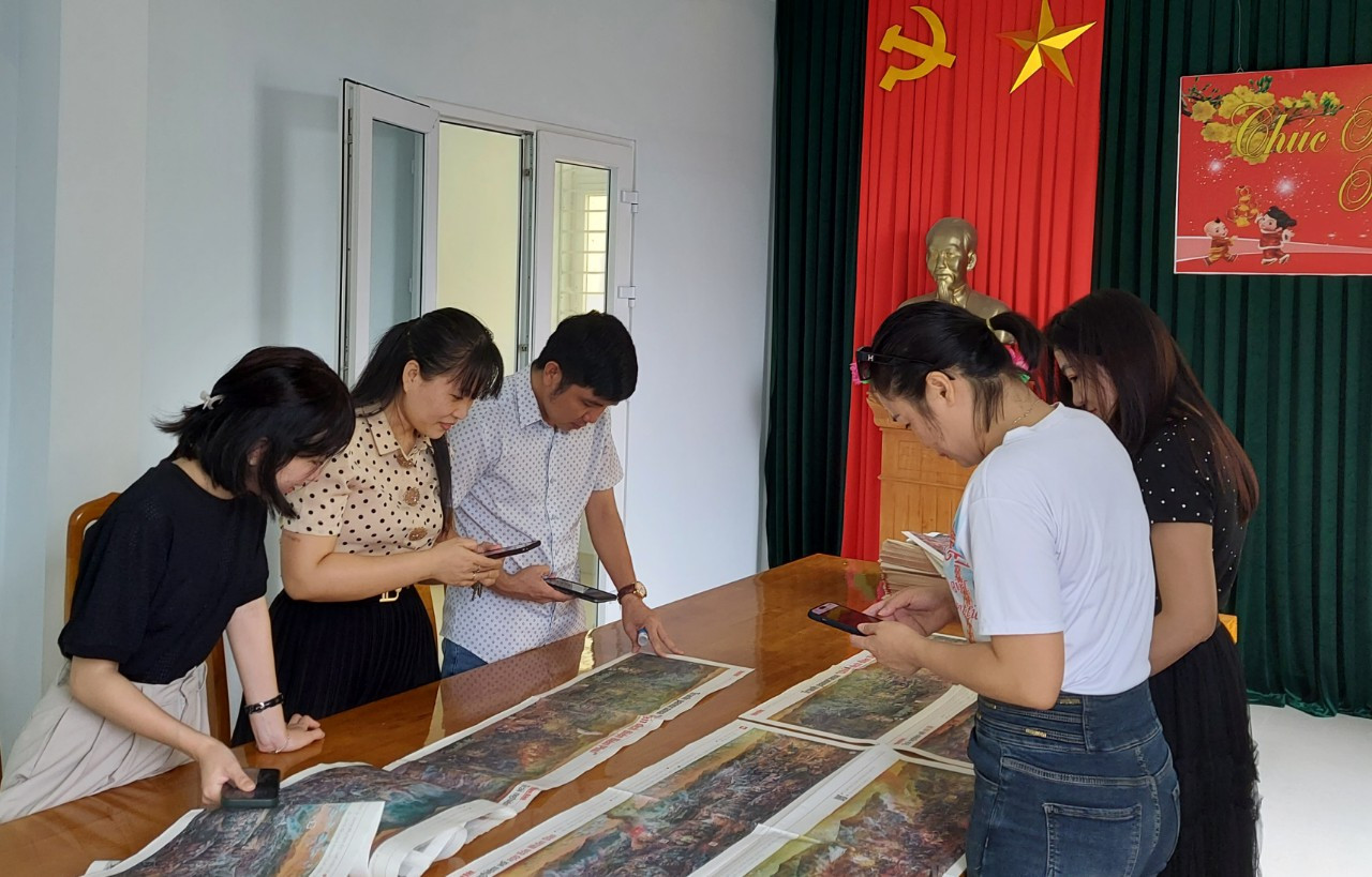 Bạn đọc Quảng Bình thảo luận, tìm hiểu về bức tranh tương tác.