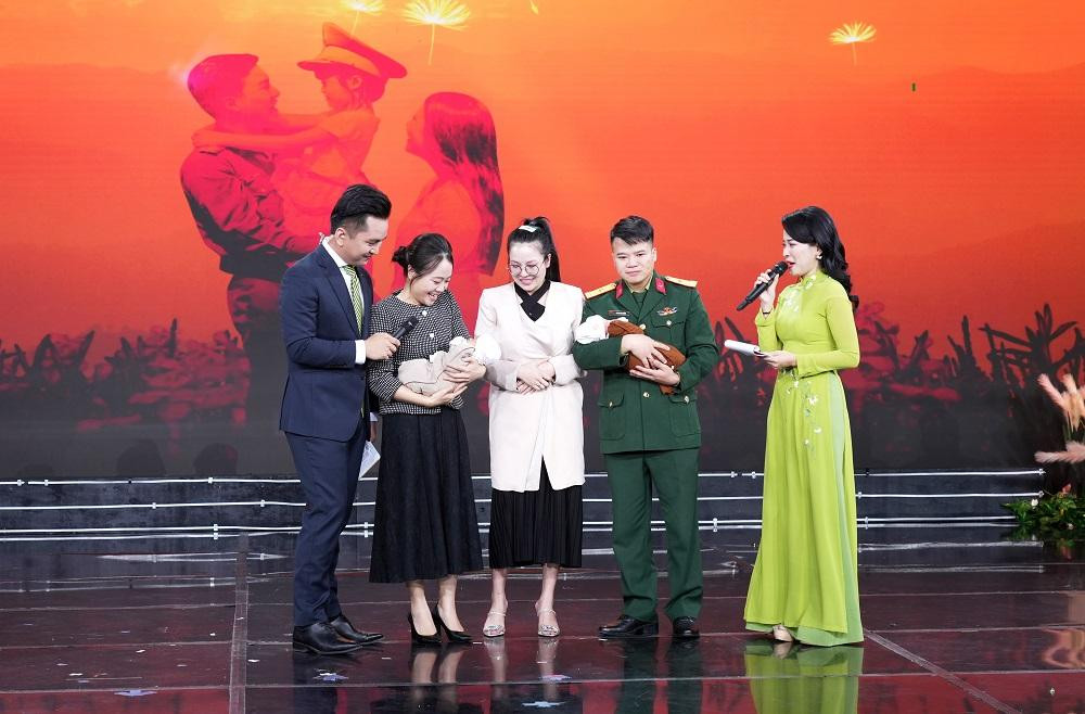 Gia đình Thiếu tá Hoàng Đức Cảnh và chị Đặng Thị Hoài Trang vừa đón chào cặp bé song sinh nhờ chương trình hỗ trợ làm IVF.