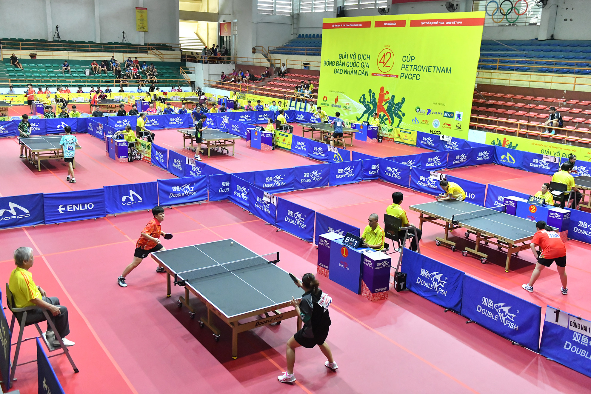 Chiều và tối 2/6, Giải vô địch bóng bàn quốc gia Báo Nhân Dân lần thứ 42 tiếp tục diễn ra các nội dung đồng đội nam, đồng đội nữ.