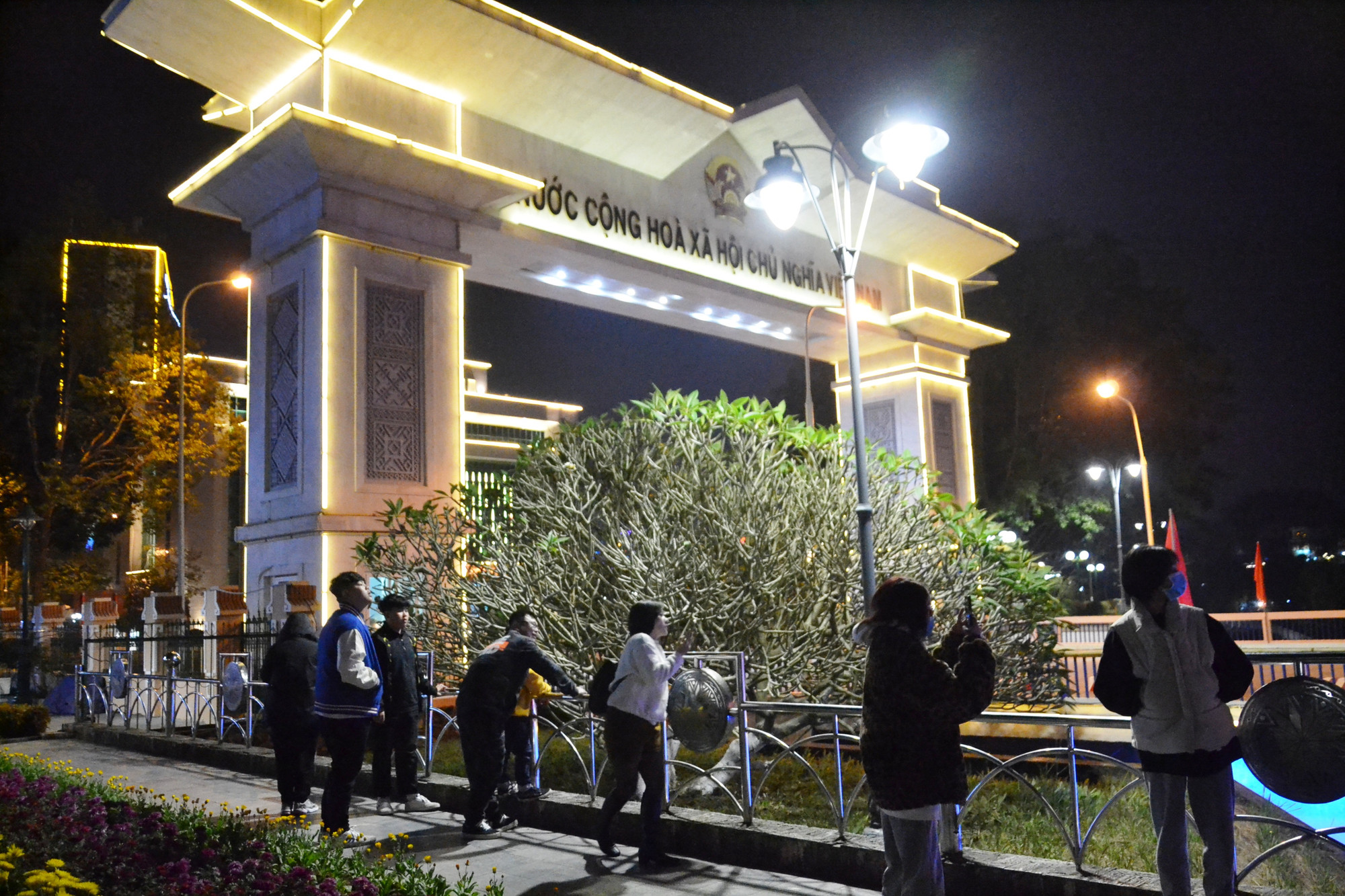 Nhiều bạn trẻ đón giao thừa ở Cửa khẩu Lào Cai-Hà Khẩu (Trung Quốc). (Ảnh: Quốc Hồng)