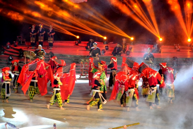 Tái hiện lễ đón dâu của đồng bào dân tộc Dao Đỏ bản địa. (Ảnh: QUỐC HỒNG)