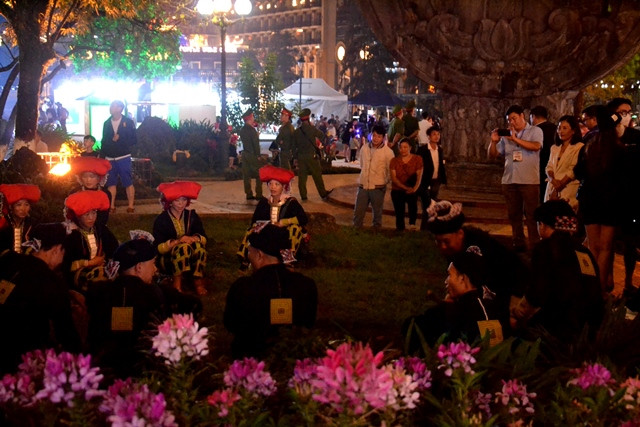 Thực cảnh hát giao duyên của người Dao ở Sa Pa. (Ảnh: QUỐC HỒNG)