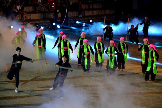 Điệu xòe khăn của người Tày. (Ảnh: QUỐC HỒNG)