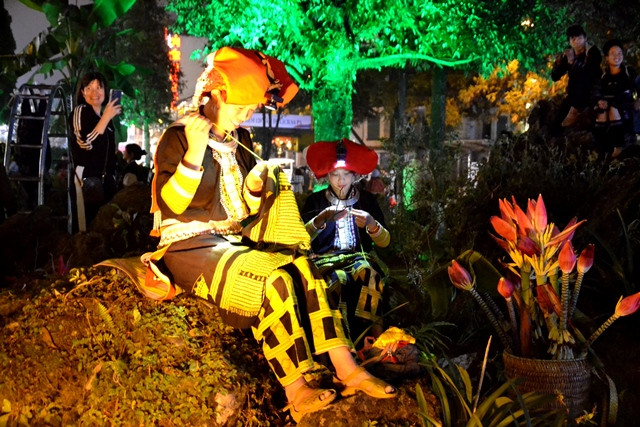 Thực cảnh thiếu nữ Dao thêu thổ cẩm. (Ảnh: QUỐC HỒNG)