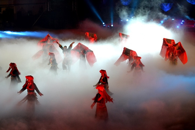 Sắc đỏ trang phục dân tộc Dao bồng bềnh trong mây trắng lưng trời. (Ảnh: QUỐC HỒNG)