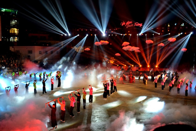 Hơn 300 nghệ sĩ, diễn viên và đồng bào dân tộc thuộc đội văn nghệ các xã, phường ở Sa Pa tham dự Chương trình nghệ thuật "Vũ điệu dưới trăng". (Ảnh: QUỐC HỒNG)