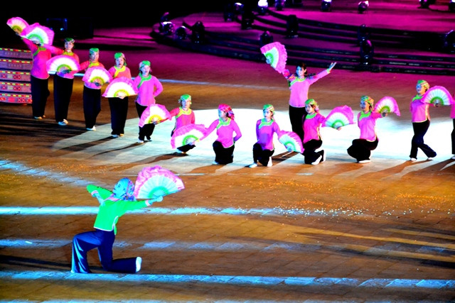 Múa quạt của người Giáy. (Ảnh: QUỐC HỒNG)