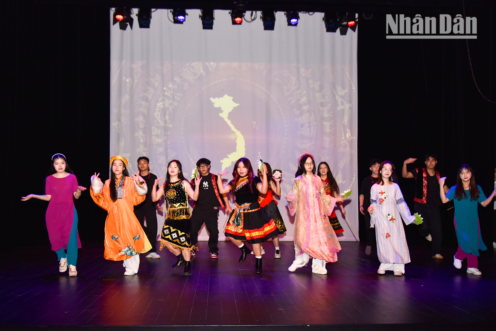 “Tết Cội nguồn 2025” tại Rennes, thành phố lớn thứ 11 của nước Pháp ở vùng tây bắc Bretagne, là sự kiện mở màn cho chuỗi hoạt động của cộng đồng người Việt tại Pháp mừng đón mùa xuân mới Ất Tỵ.