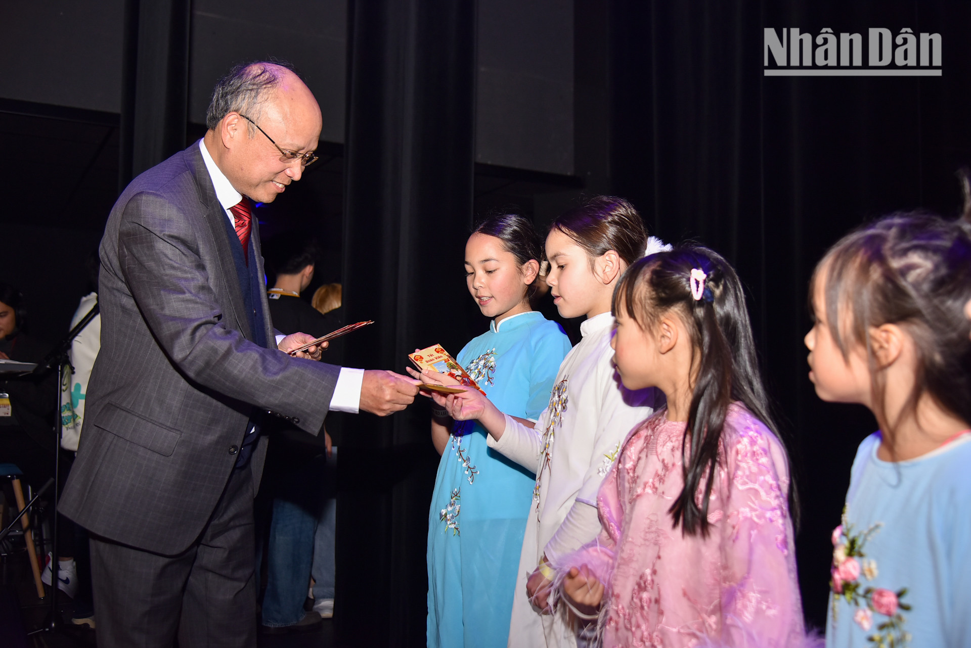 Nhân dịp Tết đến Xuân về, Đại sứ Đinh Toàn Thắng gửi lời chúc năm mới an lành tới các em nhỏ, con em các gia đình kiều bào Việt Nam đang sinh sống, học tập và làm việc tại Rennes.