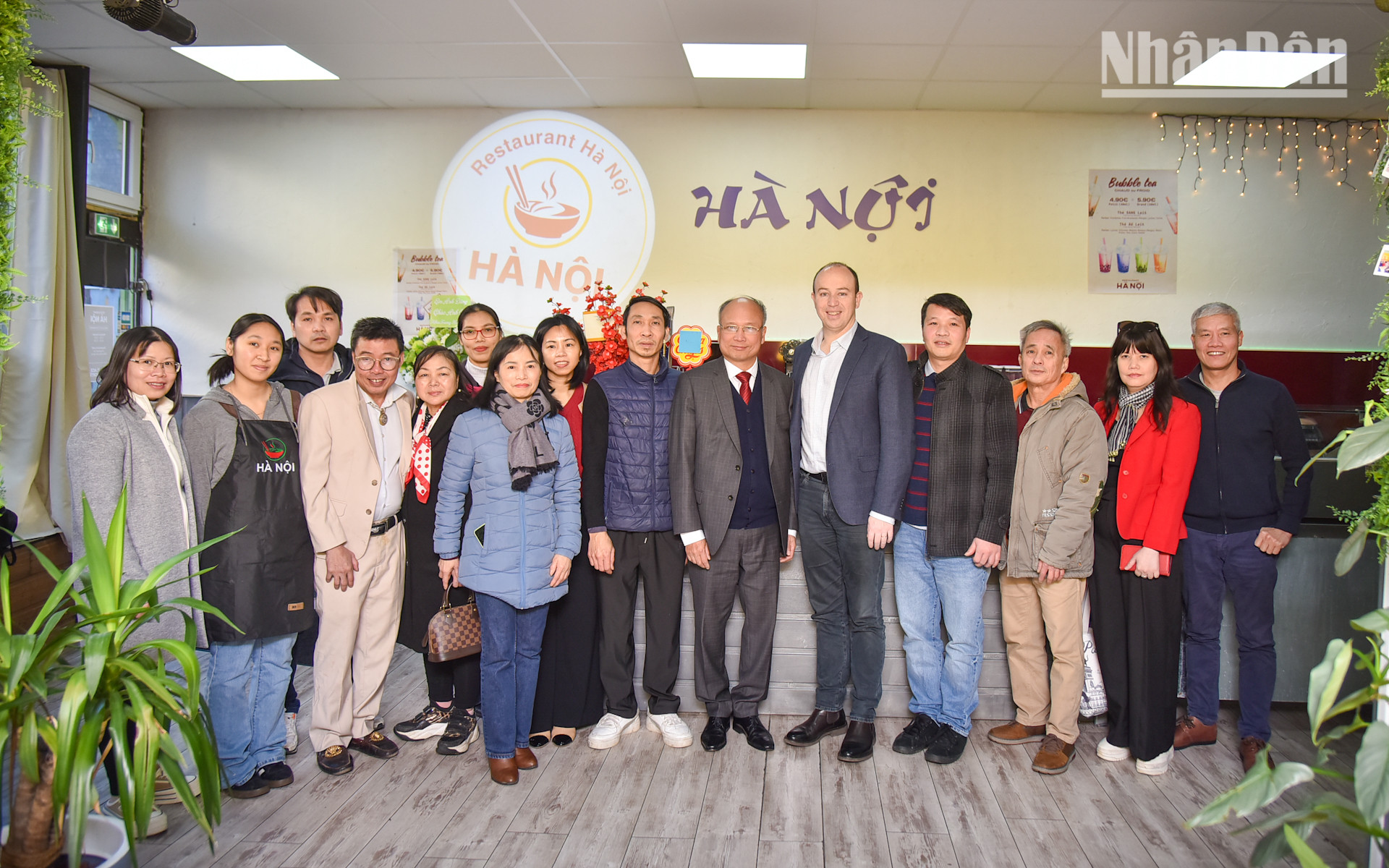 Trong chuyến công tác tại vùng Bretagne, Đại sứ Đinh Toàn Thắng đã có các cuộc gặp với ông Pierre Léonardi, Thị trưởng thành phố Vitré và hỏi thăm cộng đồng người Việt đang sinh sống tại địa bàn.