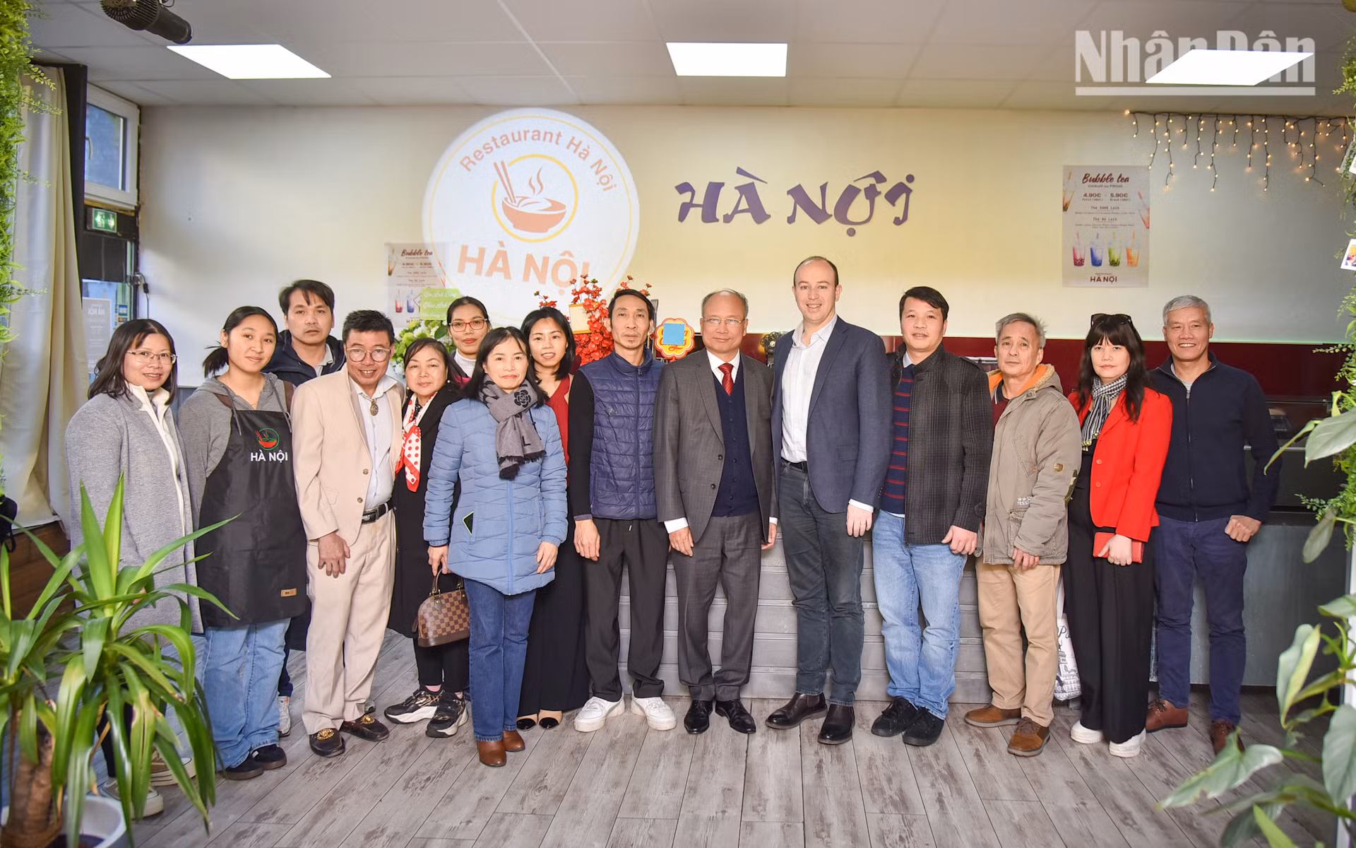 Trong chuyến công tác tại vùng Bretagne, Đại sứ Đinh Toàn Thắng đã có các cuộc gặp với ông Pierre Léonardi, Thị trưởng thành phố Vitré và hỏi thăm cộng đồng người Việt đang sinh sống tại địa bàn.