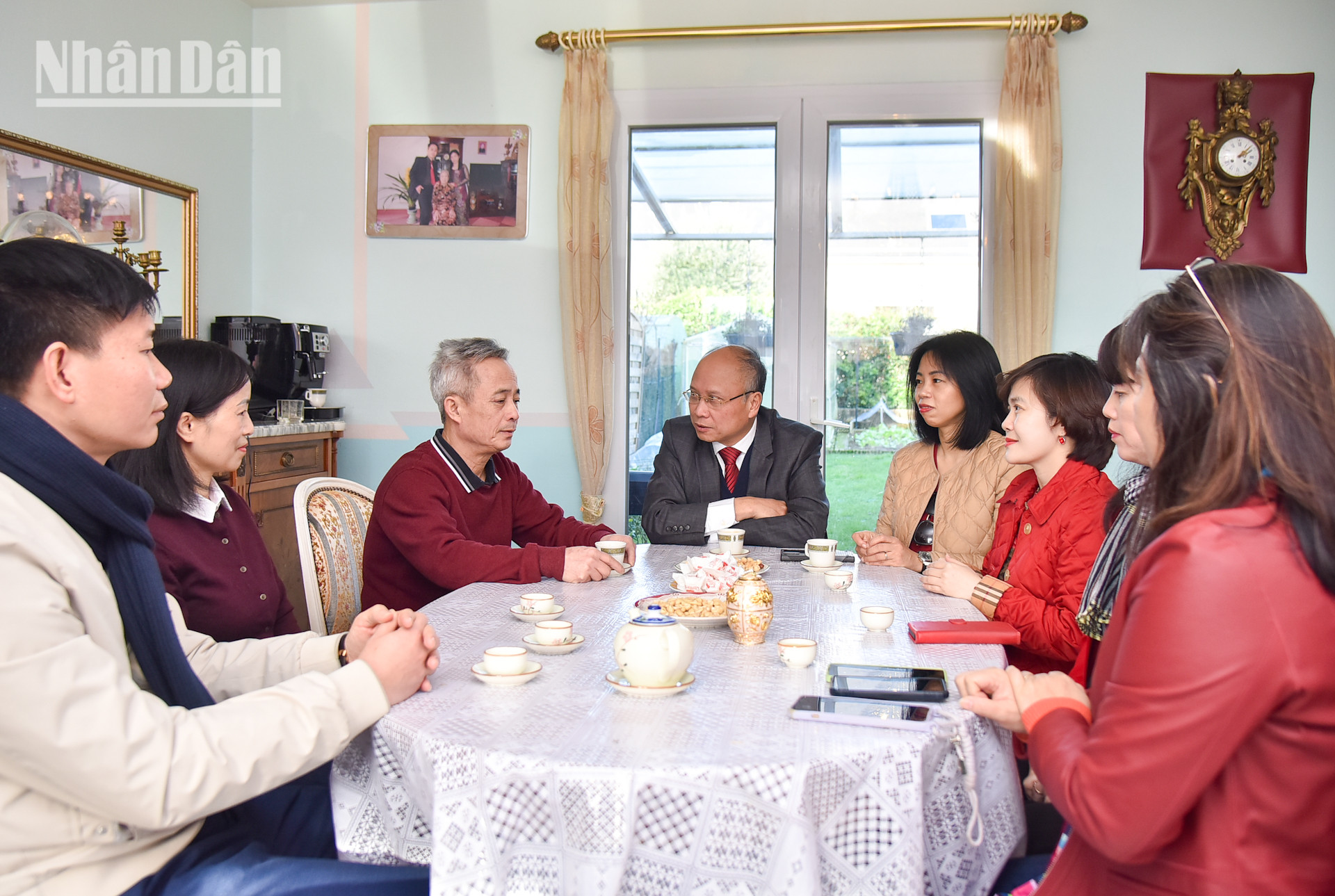 Đại sứ Đinh Toàn Thắng tới thăm hỏi một số gia đình bà con Việt kiều tiêu biểu, có những đóng góp nổi bật trong công tác cộng đồng cũng như các hoạt động hướng về quê hương và tăng cường tình hữu nghị giữa hai nước.