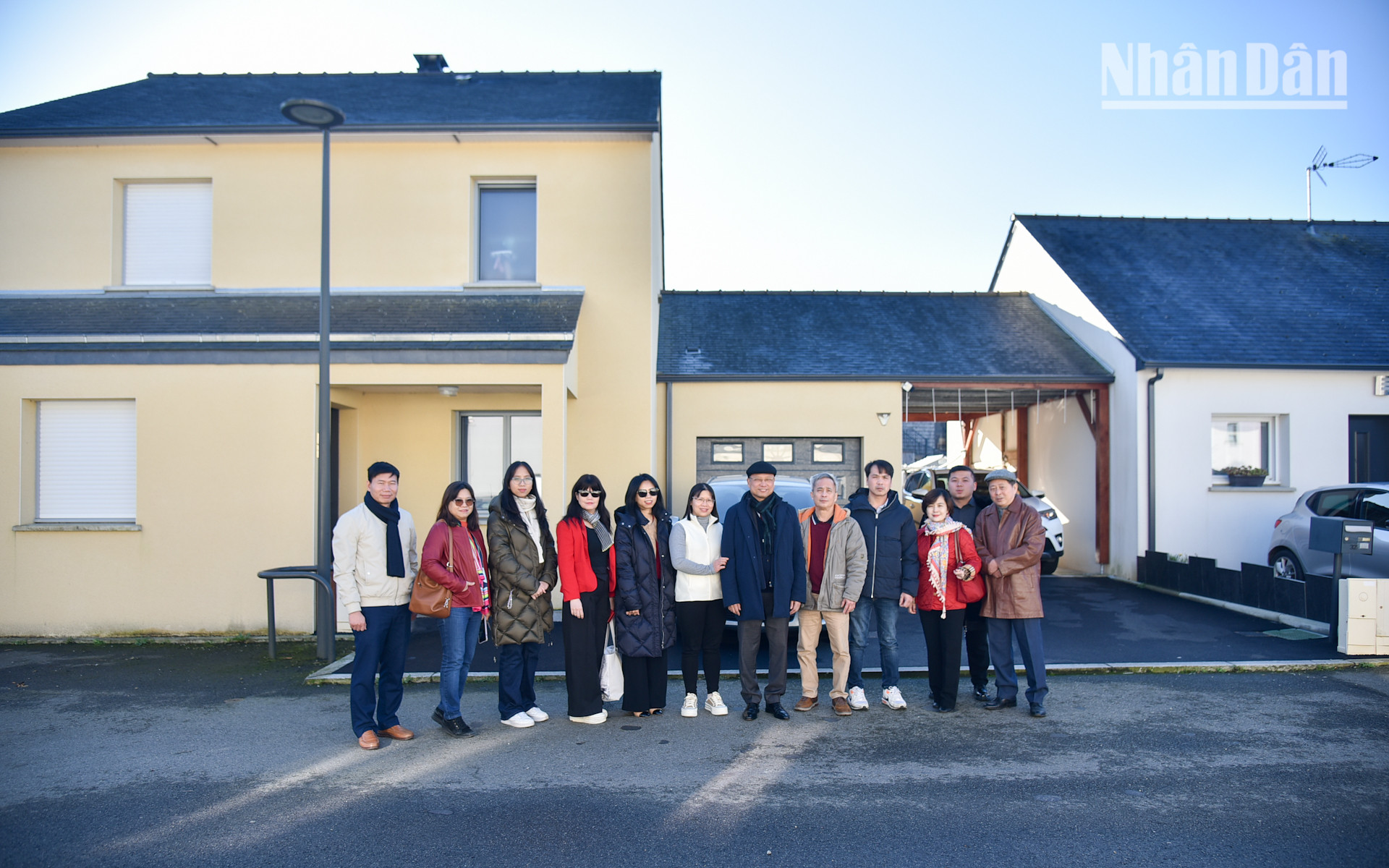 Cộng đồng người Việt tại thành phố Vitré hiện có hơn 300 nhân khẩu, hình thành từ chương trình hợp tác lao động giữa hai nước. Đối với bạn bè Pháp và các nhóm cư dân đến từ nhiều quốc gia khác trên địa bàn, các gia đình người Việt ở đây để lại nhiều dấu ấn tốt đẹp về người Việt Nam: thân thiện, cần cù, chịu khó và đoàn kết.