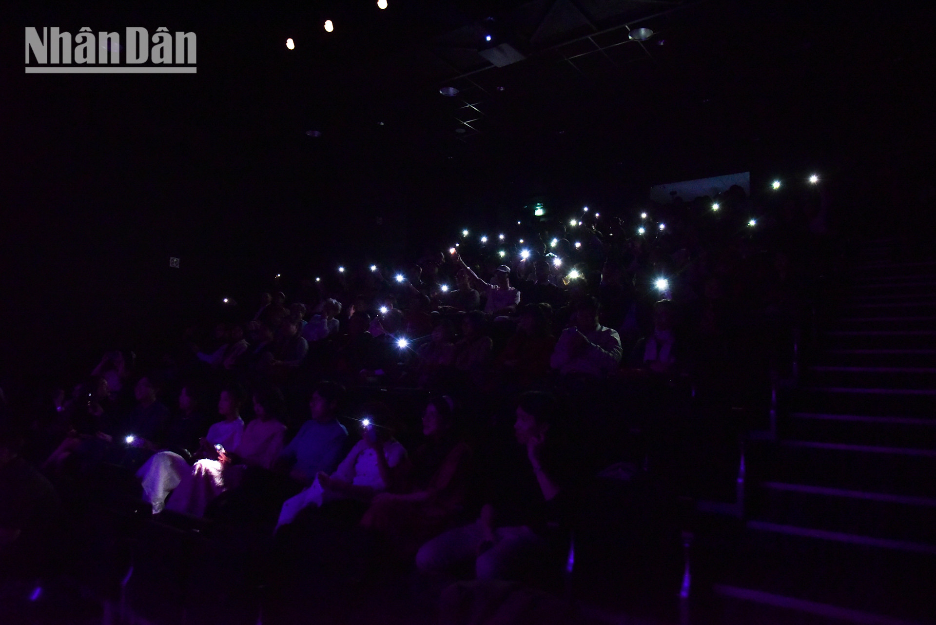 Đến từ Paris, bạn trẻ Nguyễn Minh Ngọc, sinh viên ngành quản trị thời trang chia sẻ: Đây là lần thứ ba em đón Tết ở phương xa. Việc tham dự những sự kiện như thế này giúp sinh viên Việt Nam có thể vượt qua nỗi nhớ nhà, cùng nhau chia sẻ những khoảnh khắc ấm cúng đón chào năm mới.