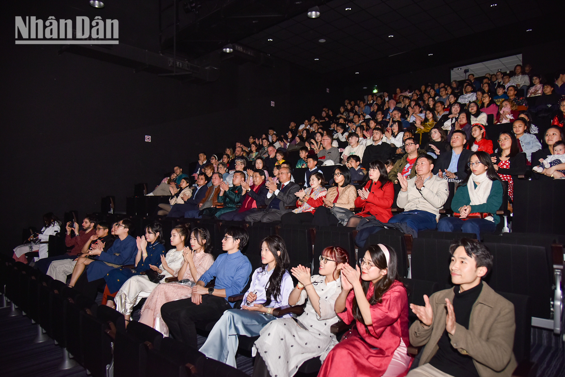 Những tràng pháo tay rộn ràng sau từng tiết mục của đêm nhạc Tết Cội nguồn là niềm tự hào dân tộc và tình yêu quê hương Việt Nam của những người con xa quê.