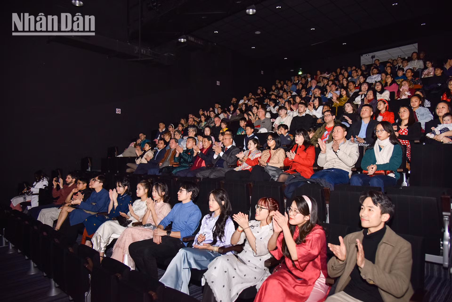 Những tràng pháo tay rộn ràng sau từng tiết mục của đêm nhạc Tết Cội nguồn là niềm tự hào dân tộc và tình yêu quê hương Việt Nam của những người con xa quê.