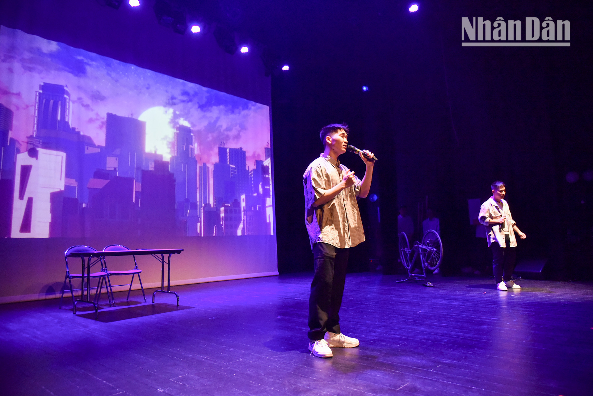 Những giai điệu đậm chất văn hóa cổ truyền dân tộc đưa khán giả gồm sinh viên, thanh niên, bà con kiều bào và bạn bè quốc tế đang sinh sống, học tập và làm việc tại Rennes, đi qua những “nẻo đường” quê hương dọc theo ba miền của đất nước.