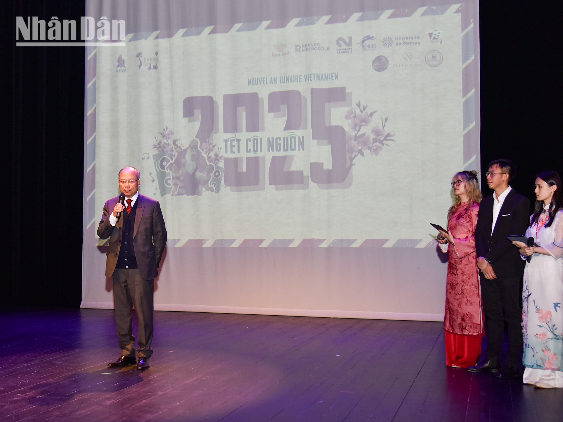 Hòa chung không khí hân hoan đón chào năm mới Ất Tỵ 2025, Chi hội thanh niên và sinh viên Việt Nam tại thành phố Rennes (SVRen) tổ chức chương trình nghệ thuật mang chủ đề “Tết Cội nguồn 2025”. Đại sứ Việt Nam tại Pháp Đinh Toàn Thắng đã tới dự và phát biểu tại đêm hội.