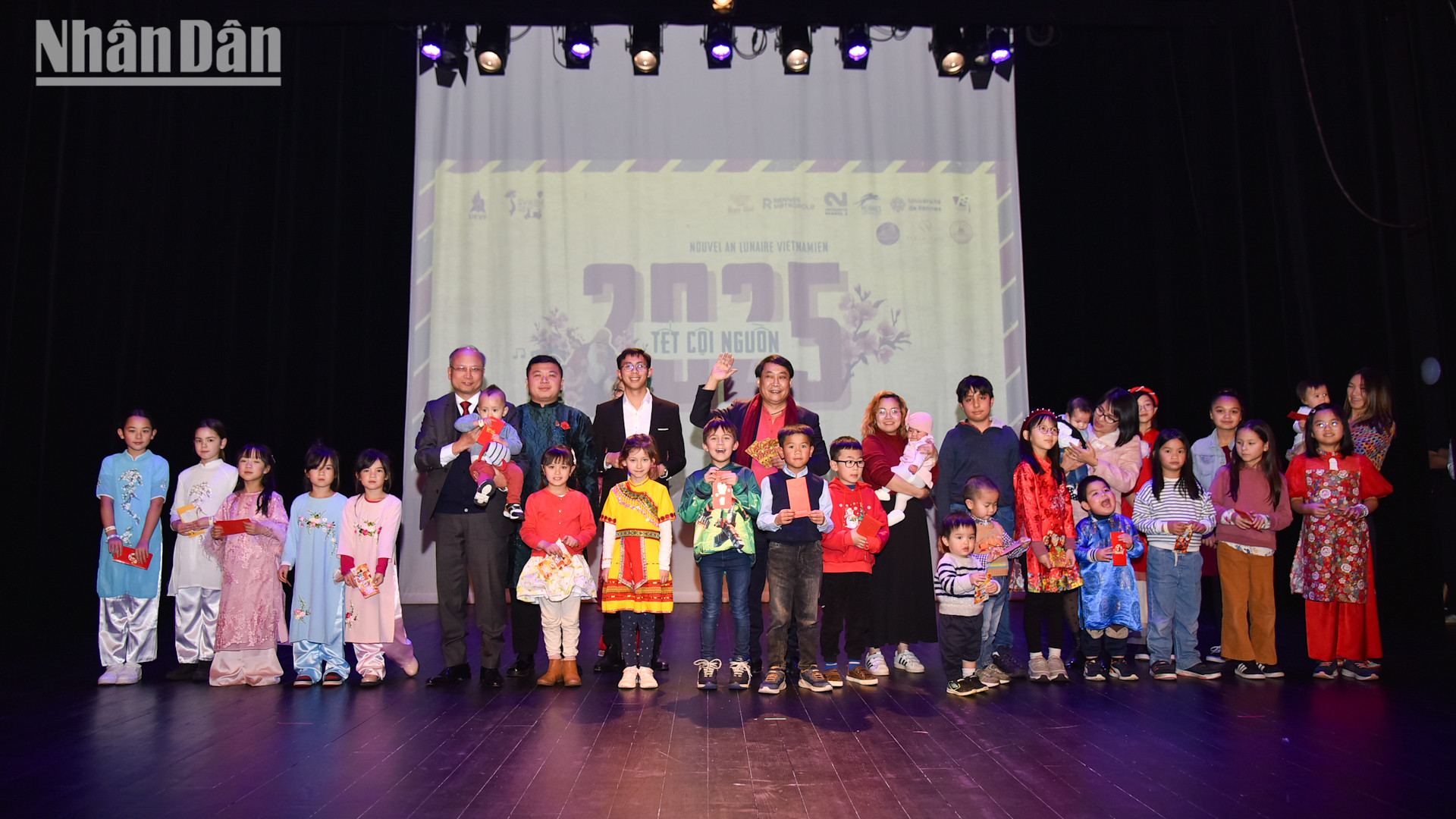 Đại sứ Đinh Toàn Thắng nhấn mạnh: Với nhiều nỗ lực vượt qua khó khăn thách thức toàn cầu, vươn lên trong hội nhập quốc tế, Việt Nam đã có những dấu ấn quan trọng trong việc thúc đẩy tình hữu nghị Việt-Pháp, trong đó nổi bật là chuyến thăm chính thức Pháp của Tổng Bí thư, Chủ tịch nước Tô Lâm vào đầu tháng 10/2024, góp phần nâng tầm quan hệ đối tác chiến lược toàn diện giữa hai nước.