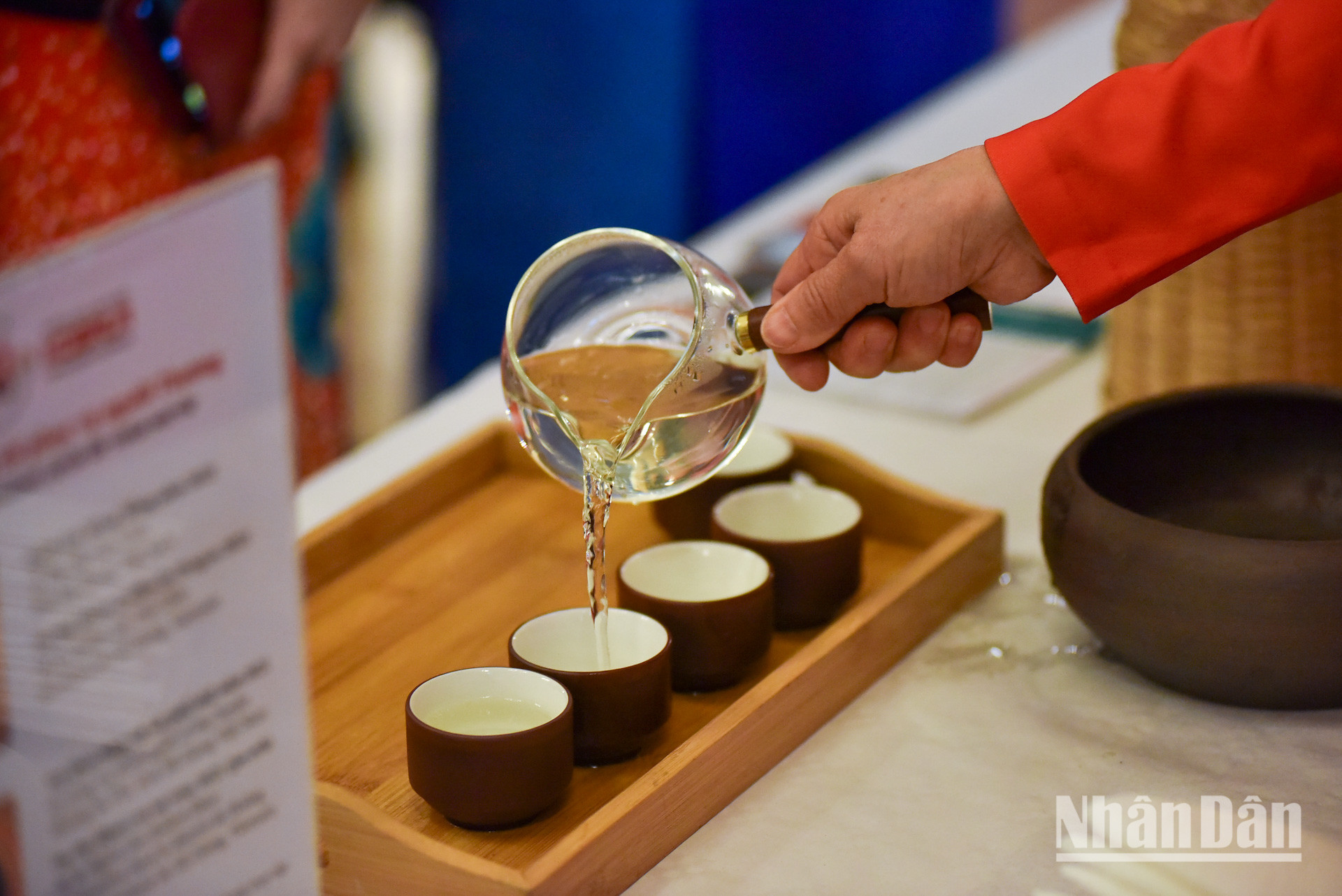 Tranh thủ thời gian rảnh cuối tuần, anh Trần Duy Châu, trí thức người Việt đã sinh sống và làm việc tại Paris hơn 20 năm, đưa gia đình tới dự chương trình “Tinh hoa Việt Nam”. Anh Châu cho rằng, Hội Tôn vinh Văn hóa Việt đã giữ được “sợi chỉ đỏ” để gìn giữ, lan tỏa và truyền thụ tình yêu văn hóa dân tộc cho các thế hệ con em kiều bào trong suốt 6 năm hình thành và phát triển.