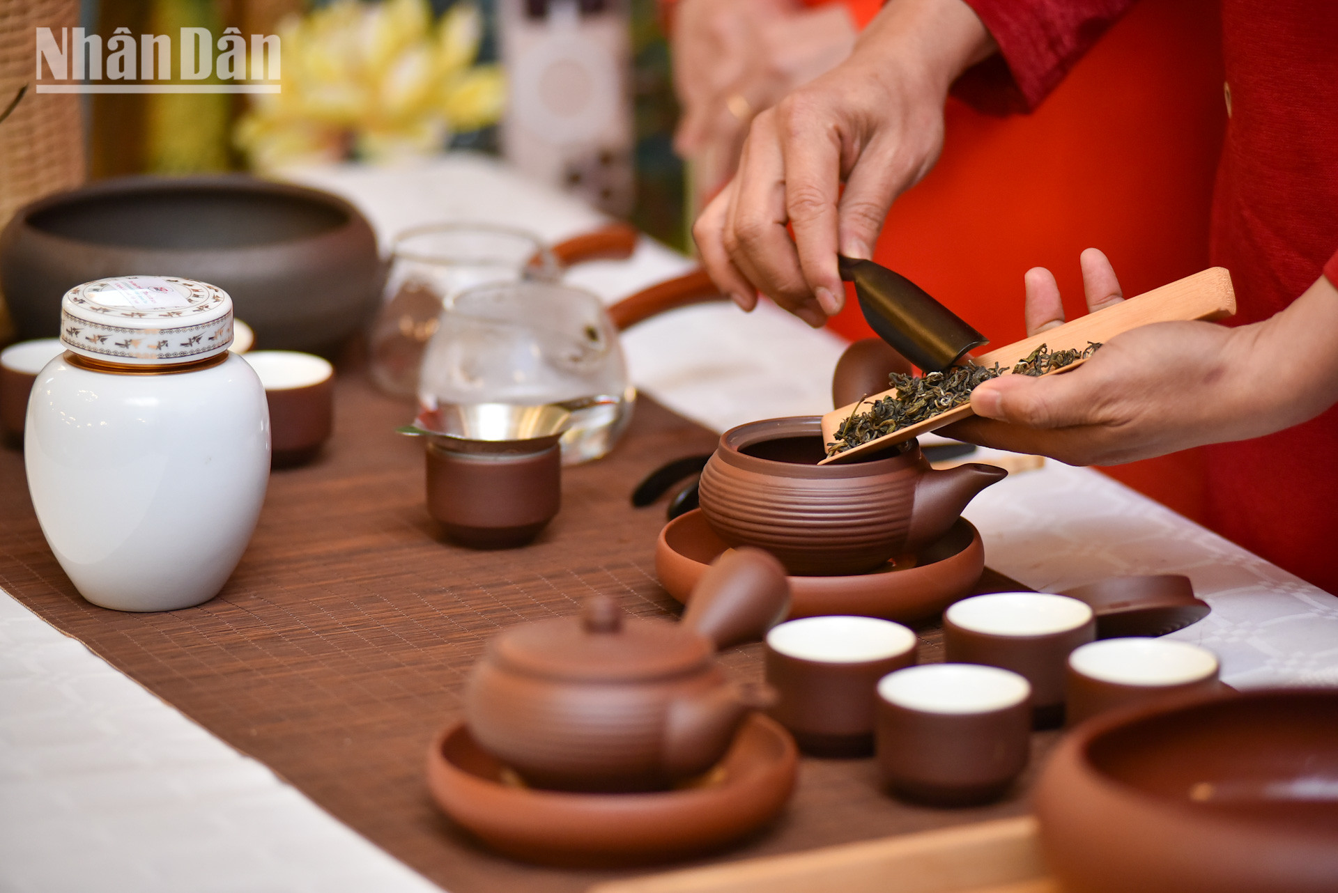 Không gian trà Việt tại chương trình “Tinh hoa Việt Nam” mang tới cho bà con, khách mời và bạn bè quốc tế những trải nghiệm ấn tượng về một số loại danh trà hảo hạng của Việt Nam như bạch trà Móng Rồng, bánh trà Bạch Mẫu đơn Shan tuyết cổ thụ, trà xanh Shan tuyết cổ thụ, hồng trà Shan tuyết cổ thụ…