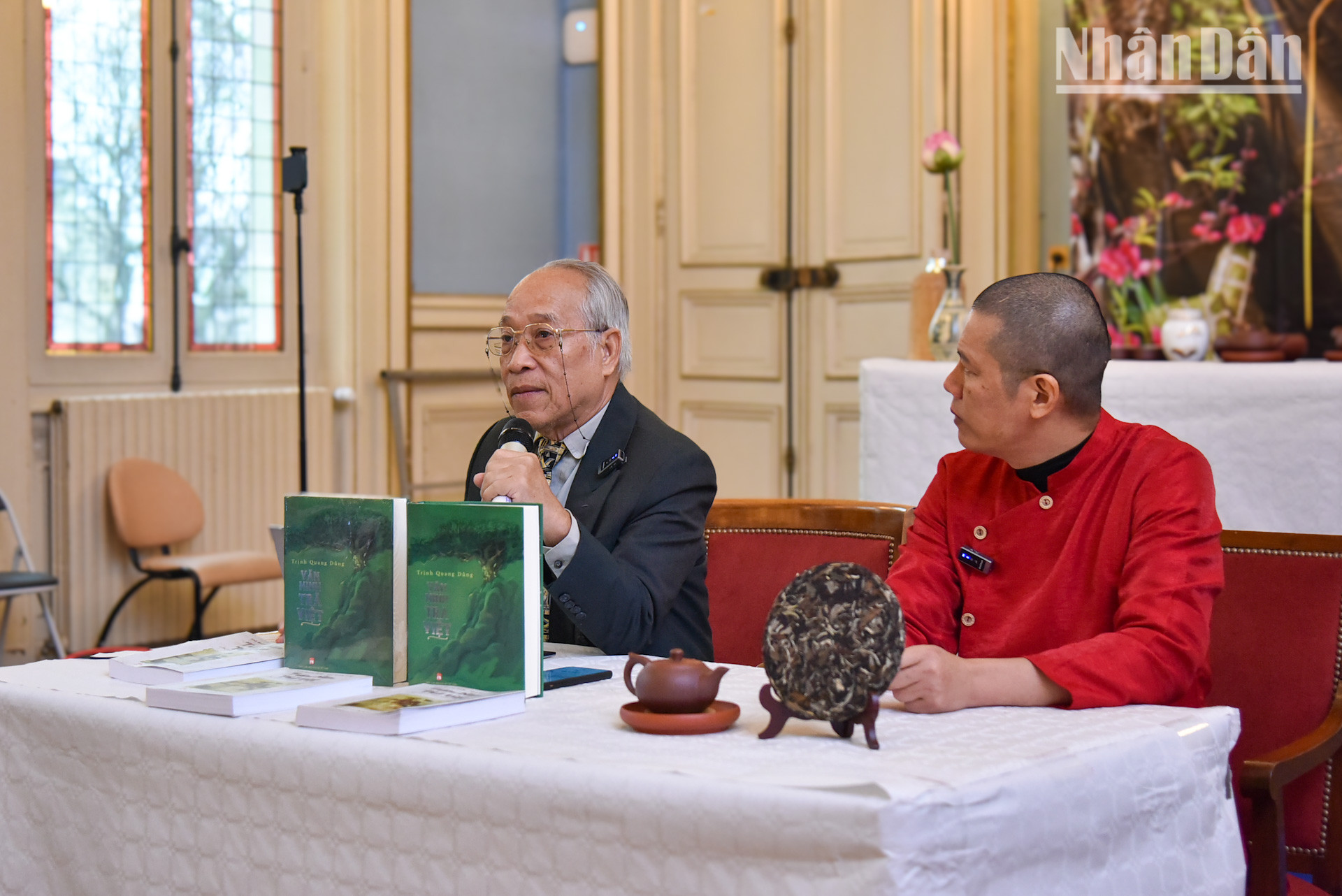 Khách mời có dịp được giao lưu, trao đổi cùng nhà khoa học Trịnh Quang Dũng, Viện Hàn lâm Khoa học và Công nghệ Việt Nam, tác giả của cuốn sách “Văn minh Trà Việt”. Tác phẩm được coi như một bách khoa toàn thư, khắc họa rõ nét lịch sử và văn hóa trà và khẳng định: Việt Nam là quê hương của những cây trà cổ thụ trên thế giới.