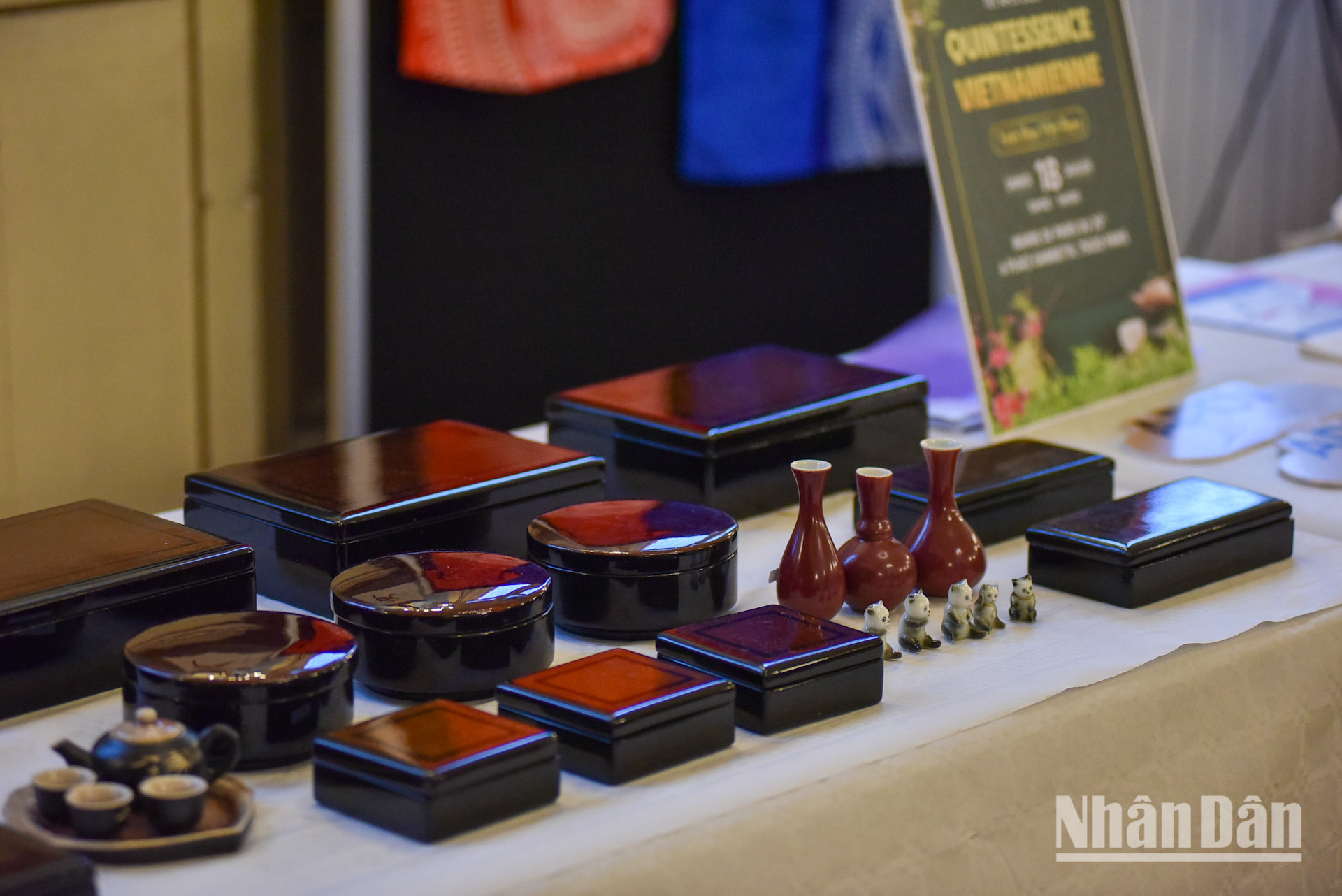 Một số mặt hàng thủ công mỹ nghệ, dược phẩm chiết xuất từ thiên nhiên và nông sản Việt cũng được giới thiệu trong khuôn khổ chương trình Tết của Hội Tôn vinh Văn hóa Việt Nam.