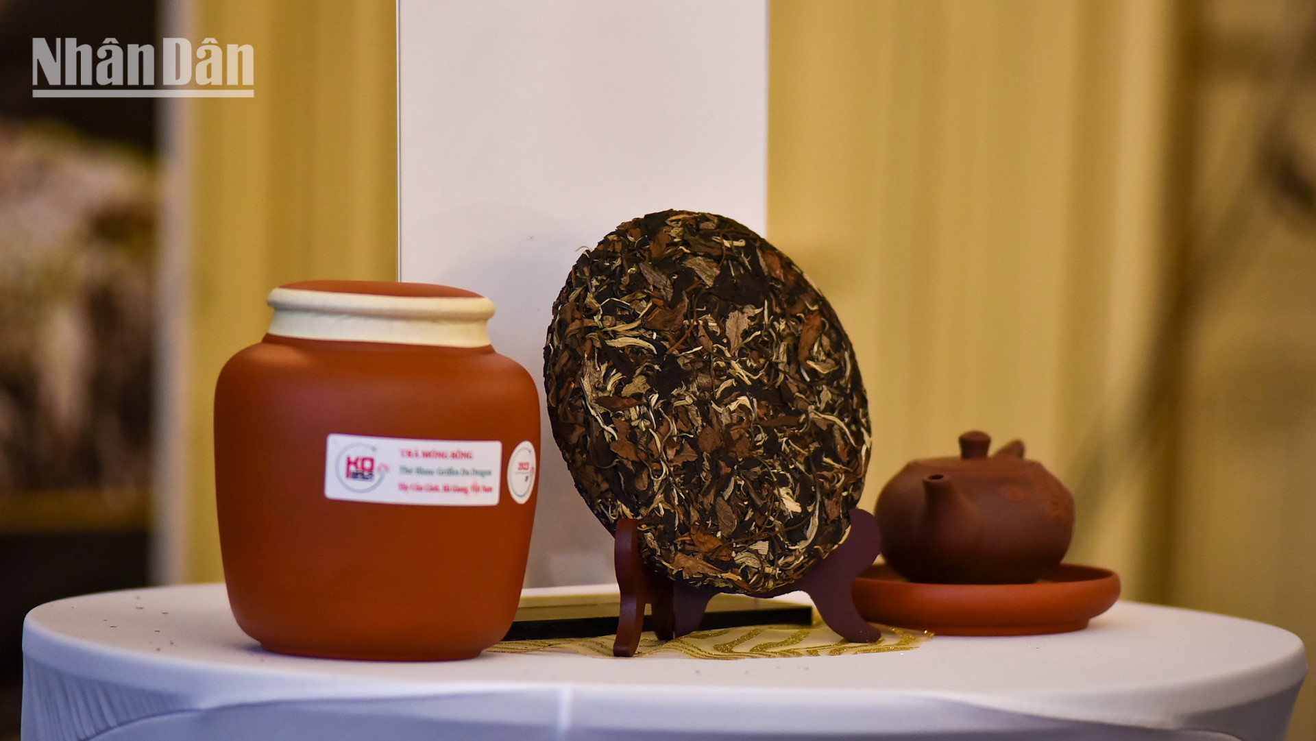 Nhà khoa học Trịnh Quang Dũng cũng trích lời Khổng Tử từng nói: Người Bách Việt miền nam có lối sống, tiếng nói, phong tục, tập quán ăn uống riêng… Dân Bách Việt chuyên làm ruộng lúa mà ăn, không như chúng ta trồng kê và lúa mì. Họ uống nước nấu bằng lá cây lấy trong rừng gọi là Trà!