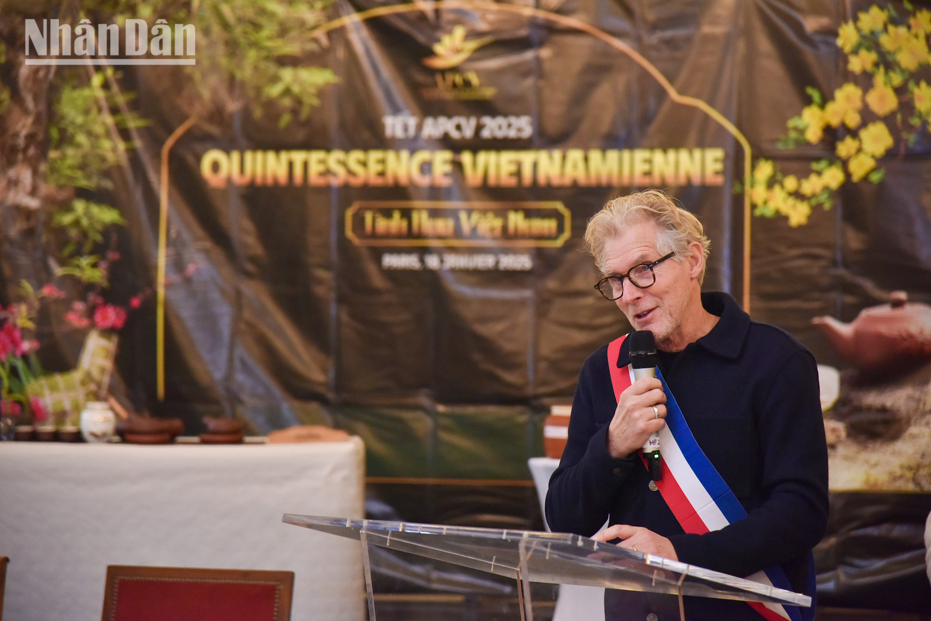 Chia sẻ với PV Báo Nhân Dân thường trú tại Pháp, Thị trưởng Éric Pliez cho biết, quận 20 từ lâu trở thành một trong những địa điểm mang tính biểu tượng hoan nghênh sự đa dạng văn hóa của thành phố Paris. Cộng đồng người Việt Nam sinh sống tại địa bàn có nhiều đóng góp cho sự phát triển kinh tế, xã hội và văn hóa, góp phần tăng cường sự hiểu biết lẫn nhau giữa các nhóm cộng động.