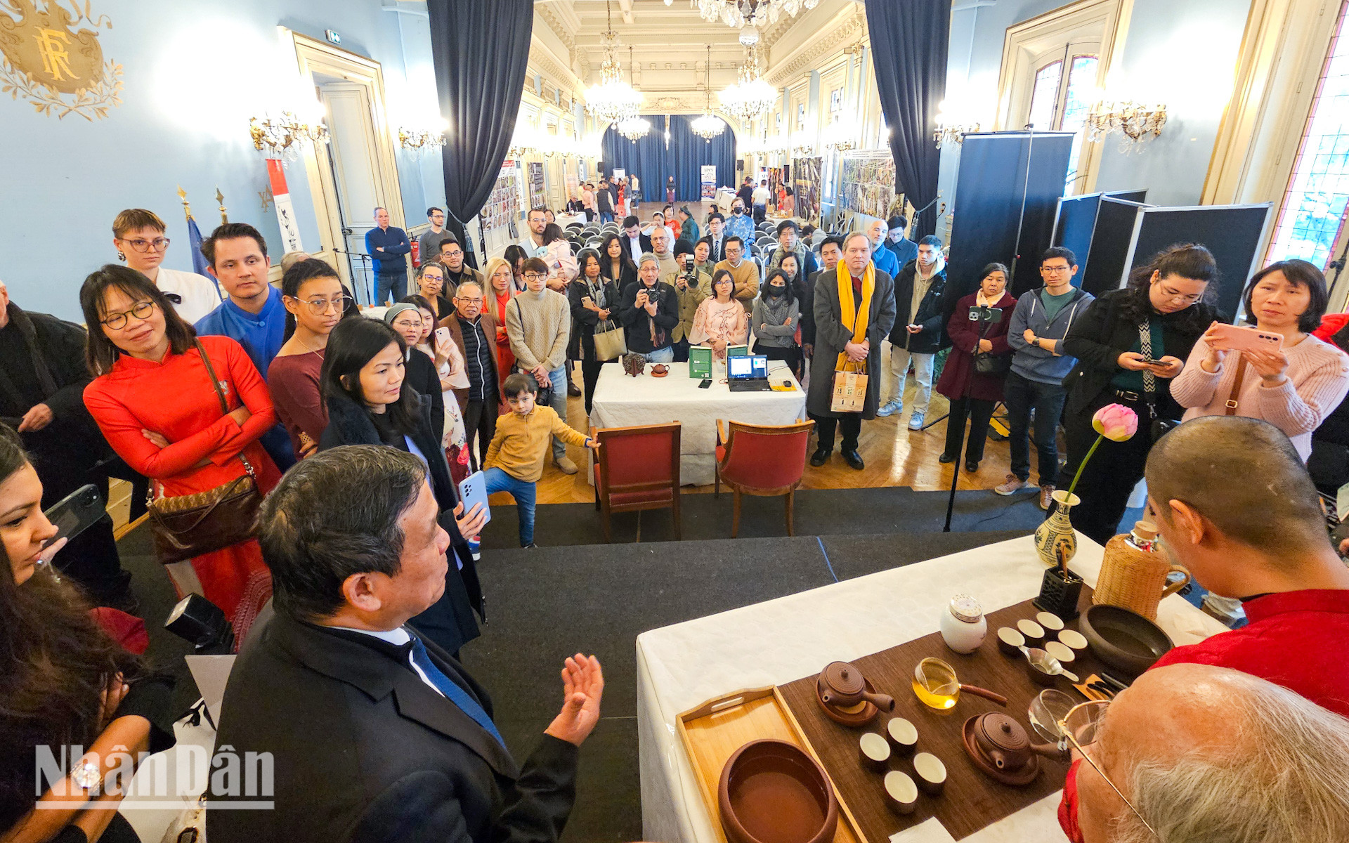 Thị trưởng quận 20 cũng hoan nghênh ý tưởng của Hội Tôn vinh Văn hóa Việt Nam, chọn “Trà Việt” là chủ đề của chương trình Tết năm nay, bởi đây là thức uống không chỉ tốt cho sức khỏe của người tiêu dùng, mà còn hàm chứa nhiều tầng lớp giá trị văn hóa truyền thống của người Việt.