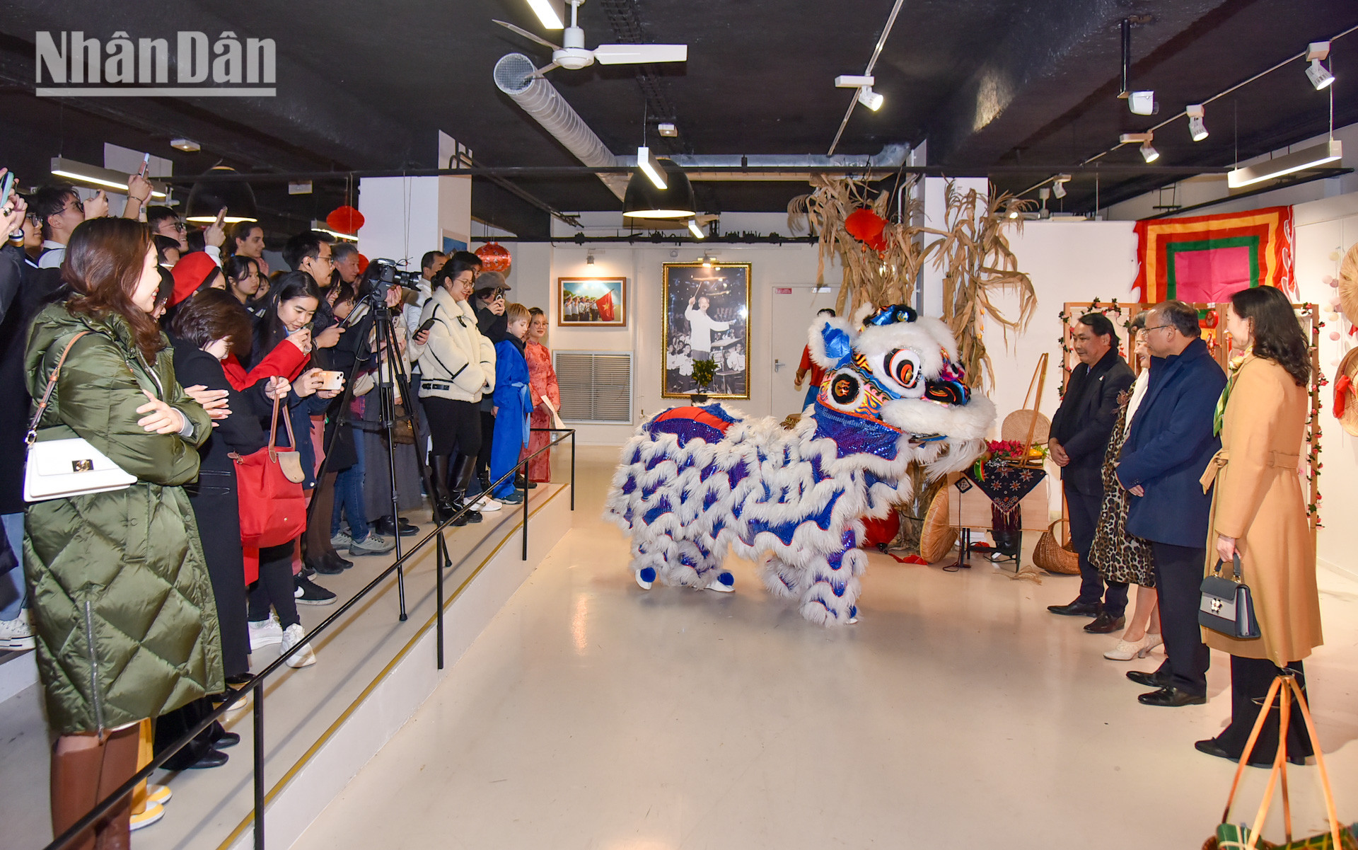 Tới dự lễ khai trương chiều 19/1, có Đại sứ đặc mệnh toàn quyền Việt Nam tại Pháp Đinh Toàn Thắng, Đại sứ Nguyễn Thị Vân Anh - Trưởng phái đoàn đại diện thường trực của Việt Nam bên cạnh UNESCO và Đại sứ Du lịch Việt Nam tại Pháp Anoa Suzzanne Dussol Perran.