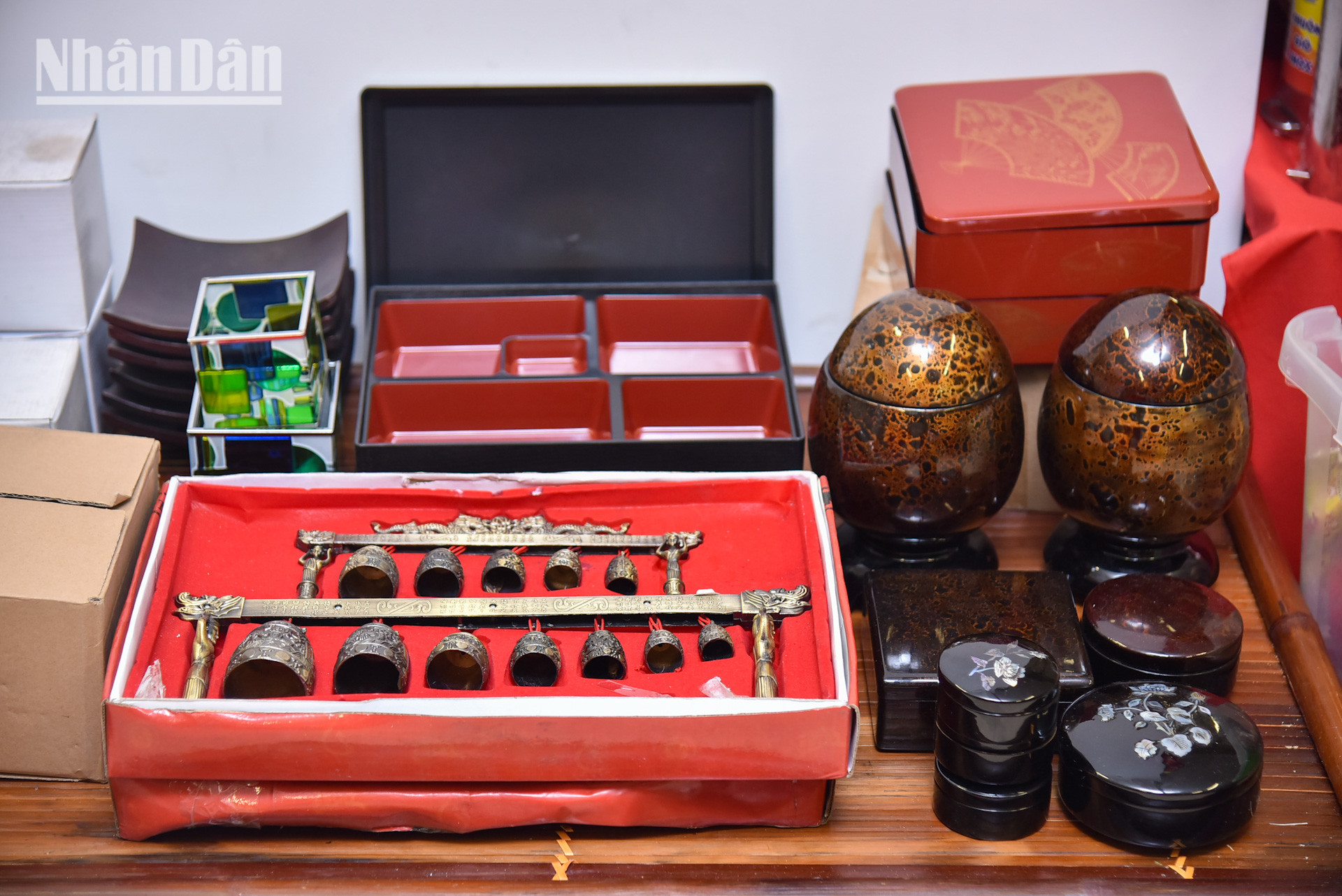 Nhiều mặt hàng thủ công mỹ nghệ cũng được bày bán để trang trí trong gia đình.